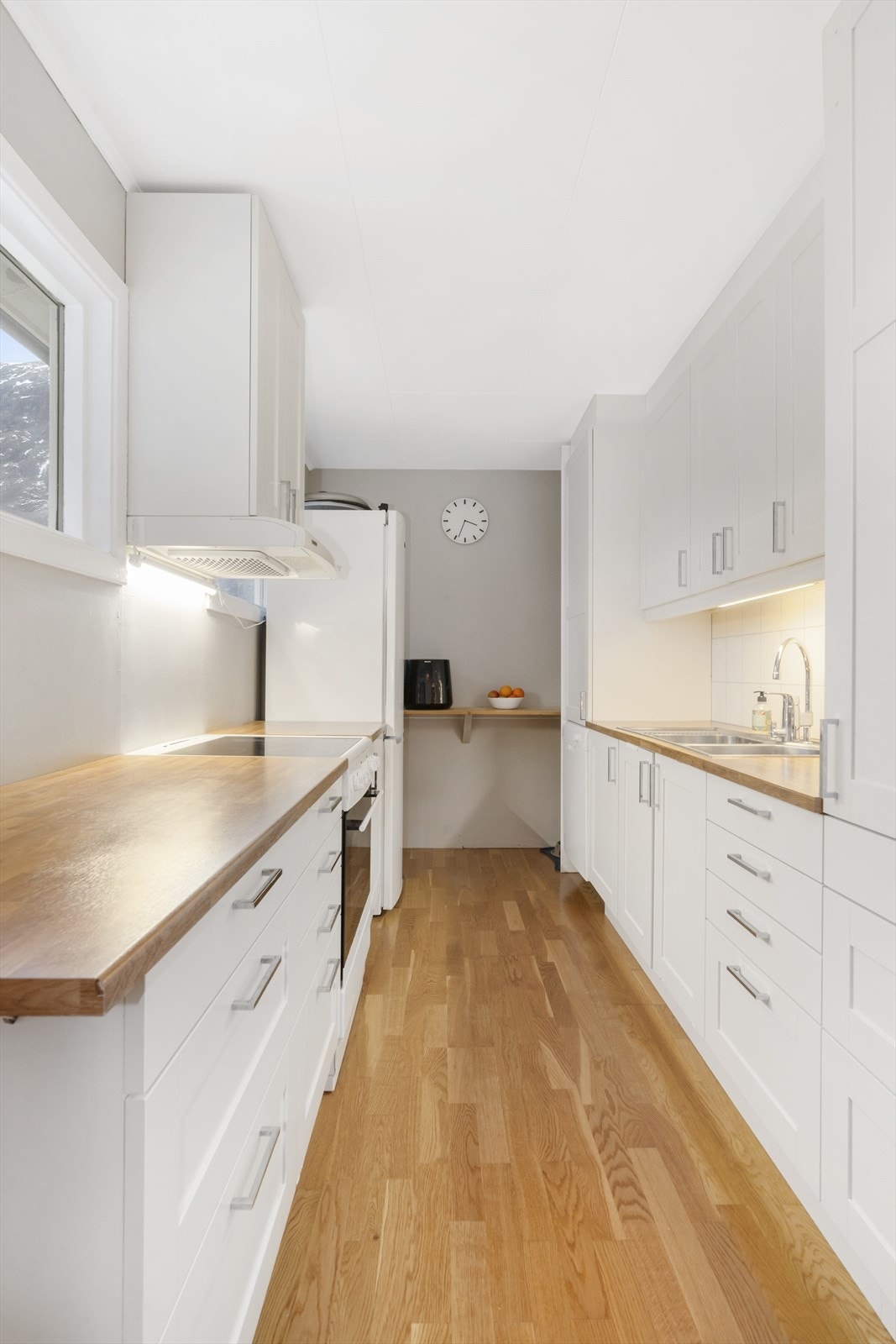 Vindu over kjøkkenbenken sørger for godt dagslys inn i rommet. Galleribilde