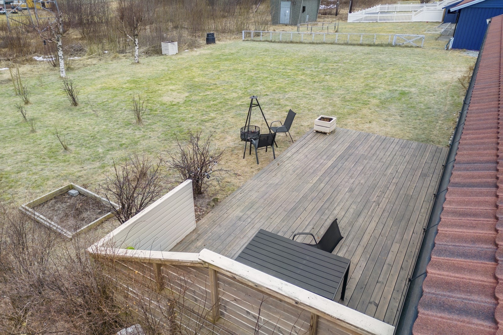 Markterrasse med direkte tilgang til hagen gir mulighet for ulike aktiviteter. Galleribilde