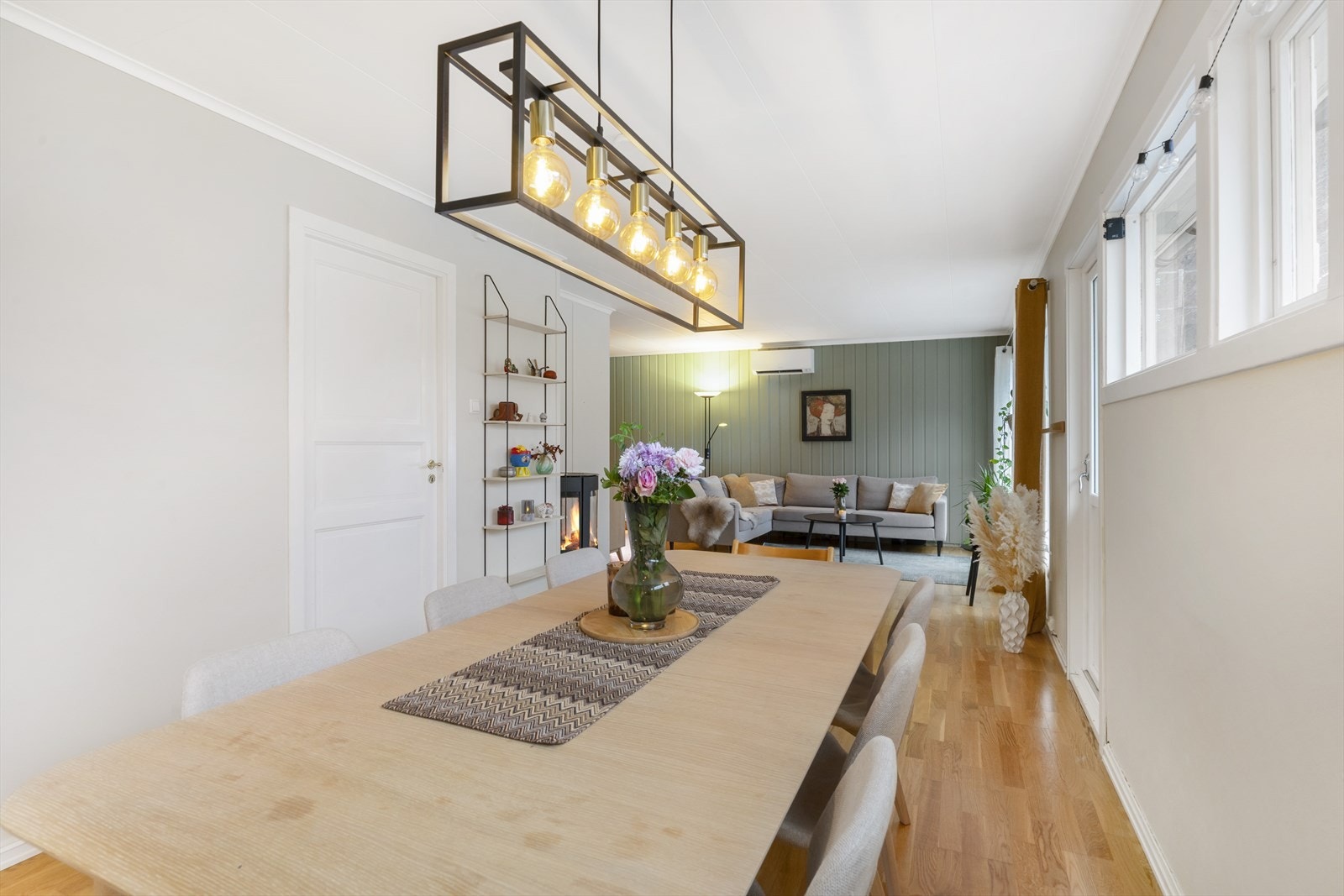 Pendellampe over spisebordet og vinduer gir god belysning til måltider. Galleribilde