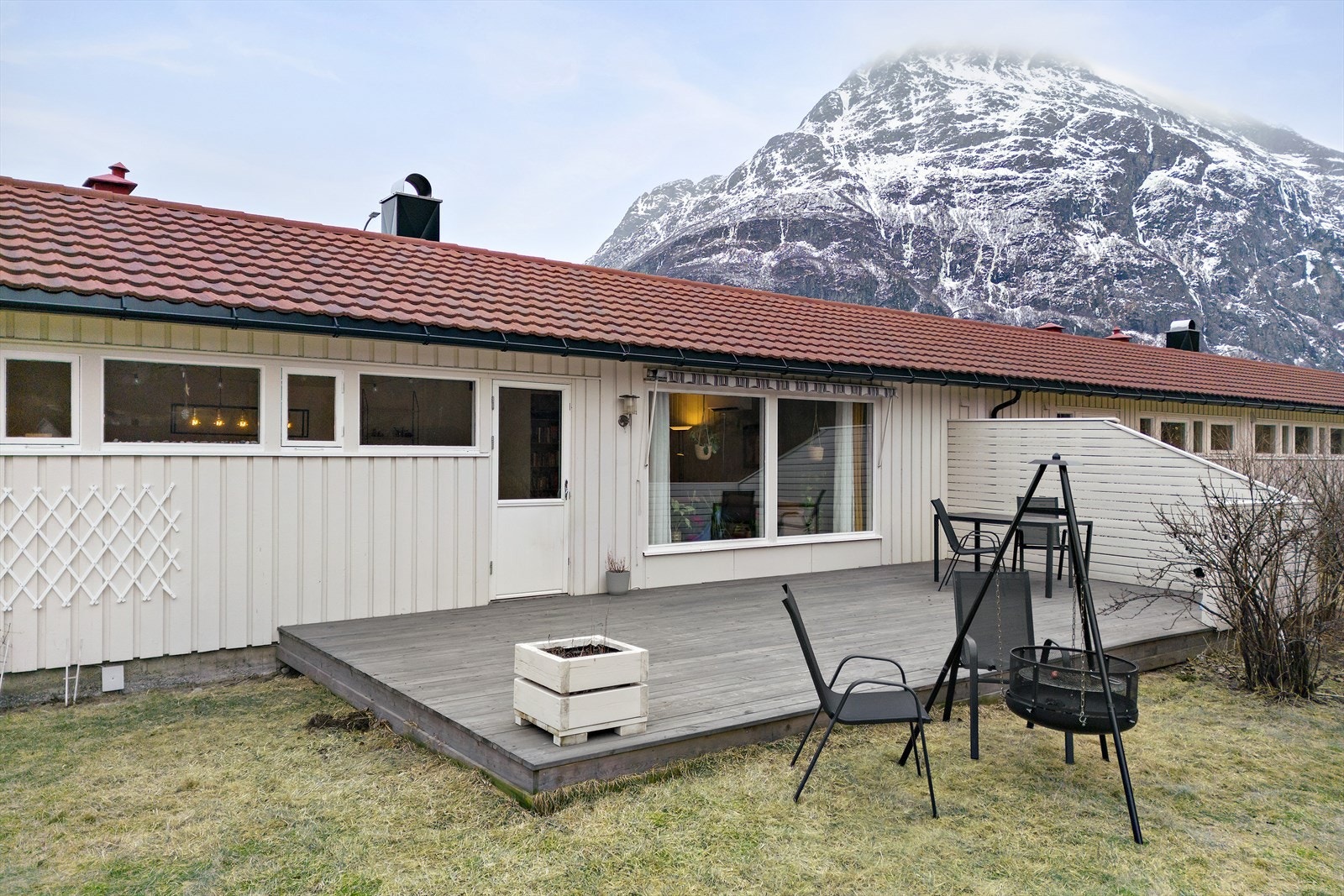 Aktiv Eiendomsmegling v/ Erik Ulseth ønsker velkommen til Tredalsvegen 78. Foto: Diakrit/ Rune Bakkebø Galleribilde