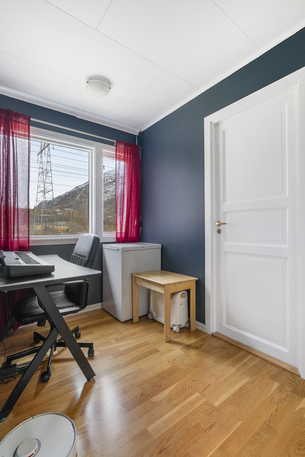 Rommet har godt med naturlig lys fra vinduet. Galleribilde