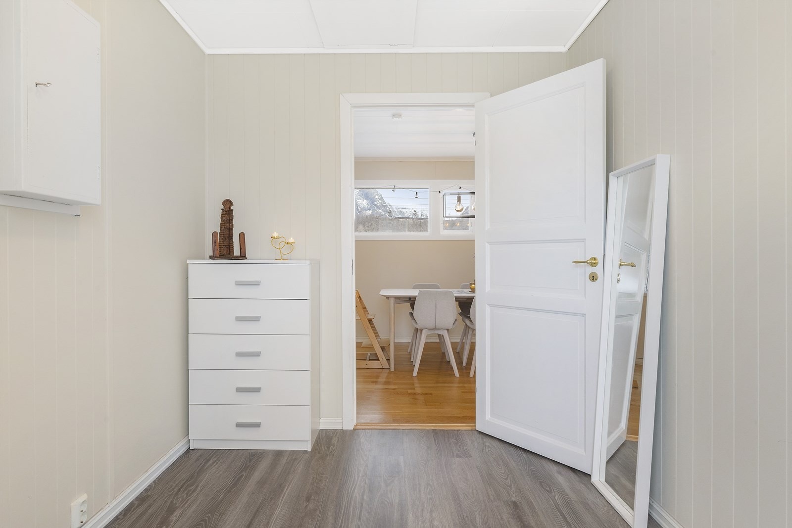 Entreen er lys og romslig, og tar deg rett inn i spisestue/ stue. Galleribilde