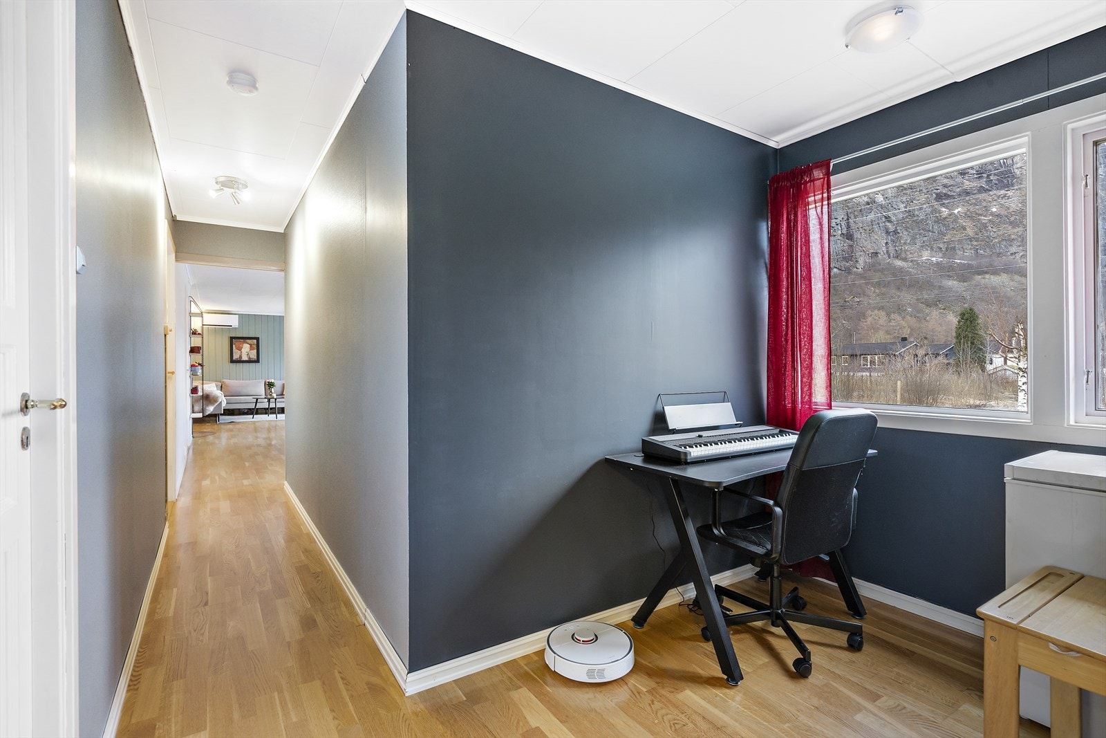 I gangen mellom oppholdsdelen av huset og soveromsdelen, så er det en liten krok, perfekt for hjemmekontor eller lekehjørne. Galleribilde