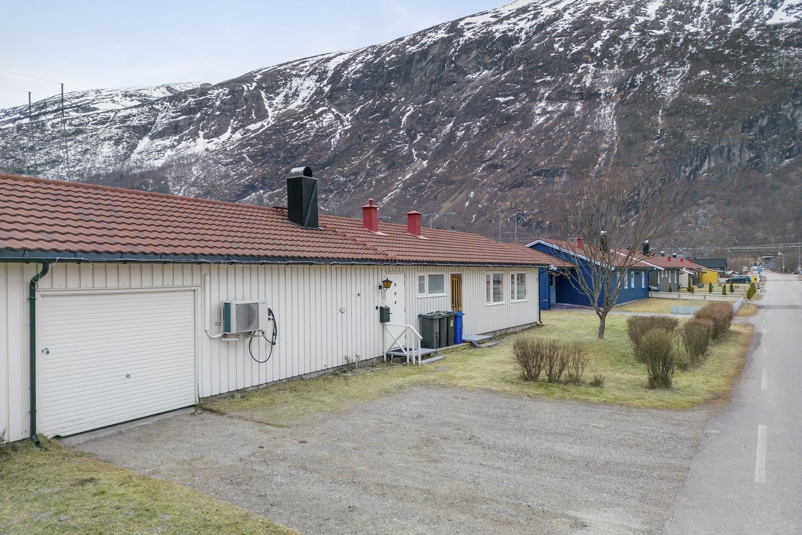 Boligen har enkel tilkomst, direkte fra Tredalsvegen. Galleribilde