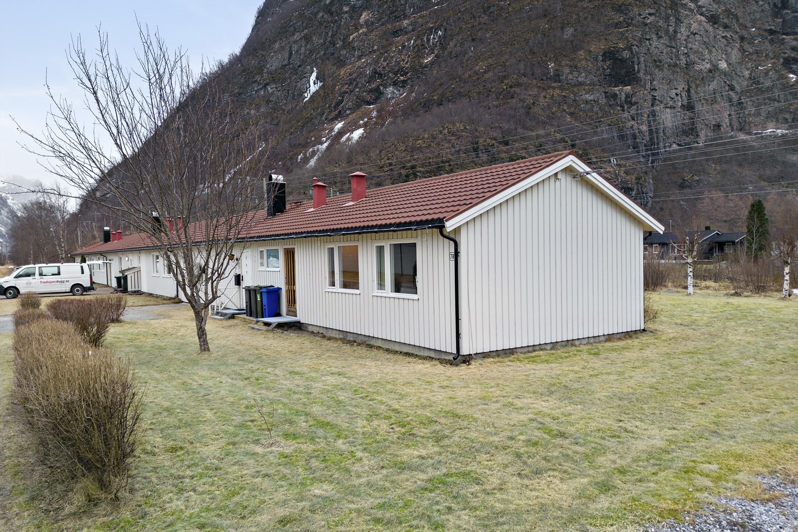 Enderekkehus med hage og egen garasje. Galleribilde