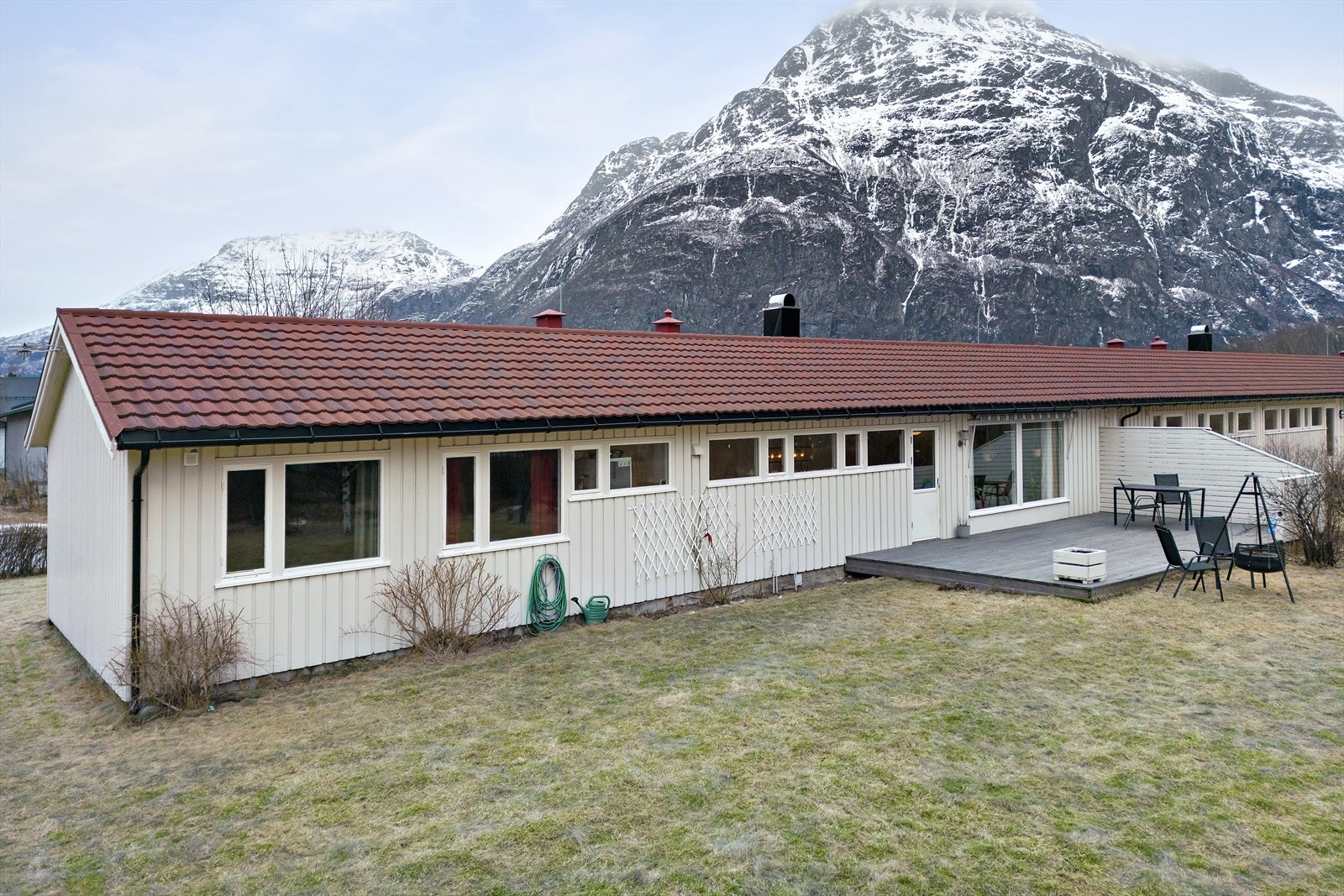 Hagen er romslig og strekker seg rundt huset. Galleribilde