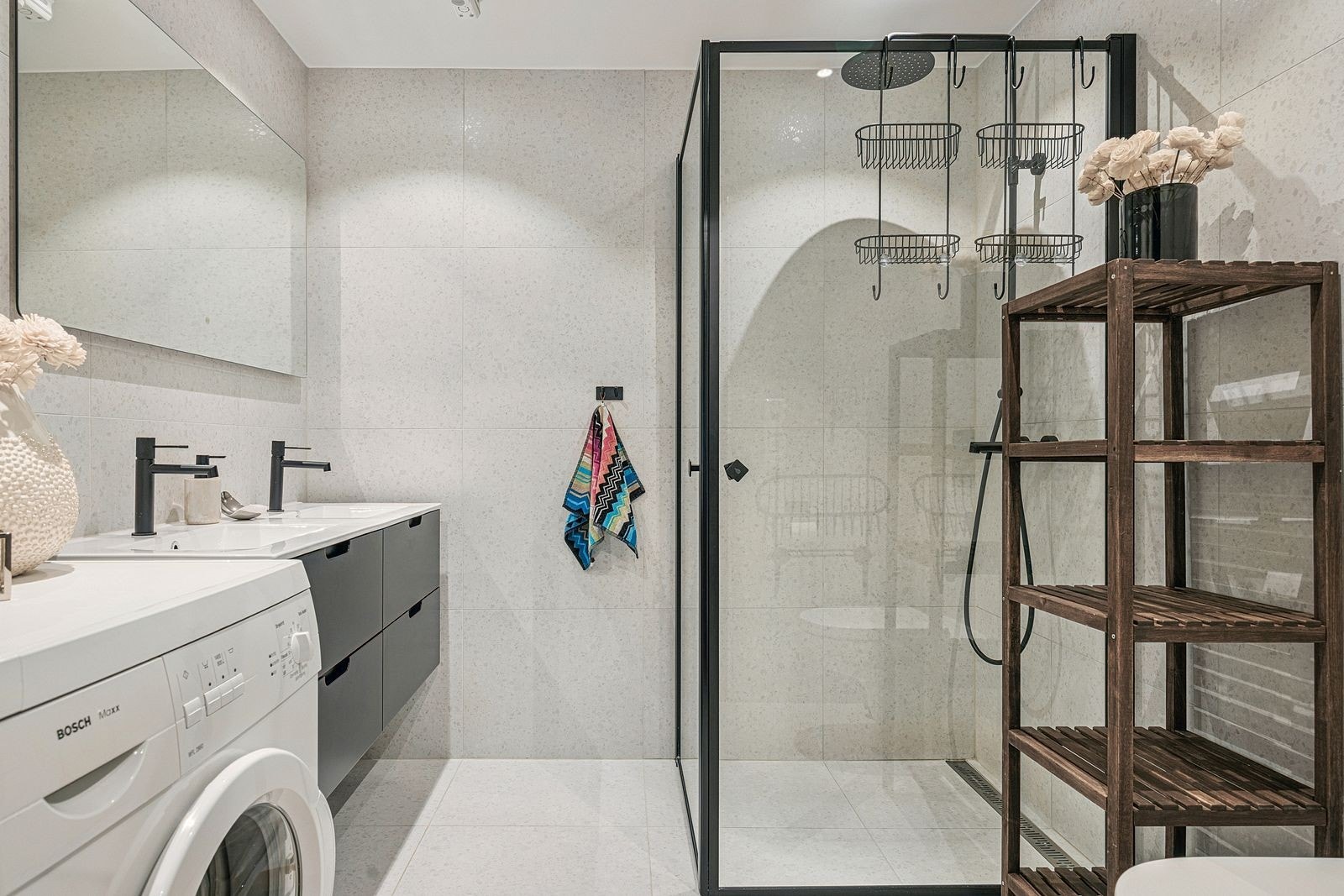 Flislagt bad med gulvvarme, rainshower og vaskemaskin. Galleribilde