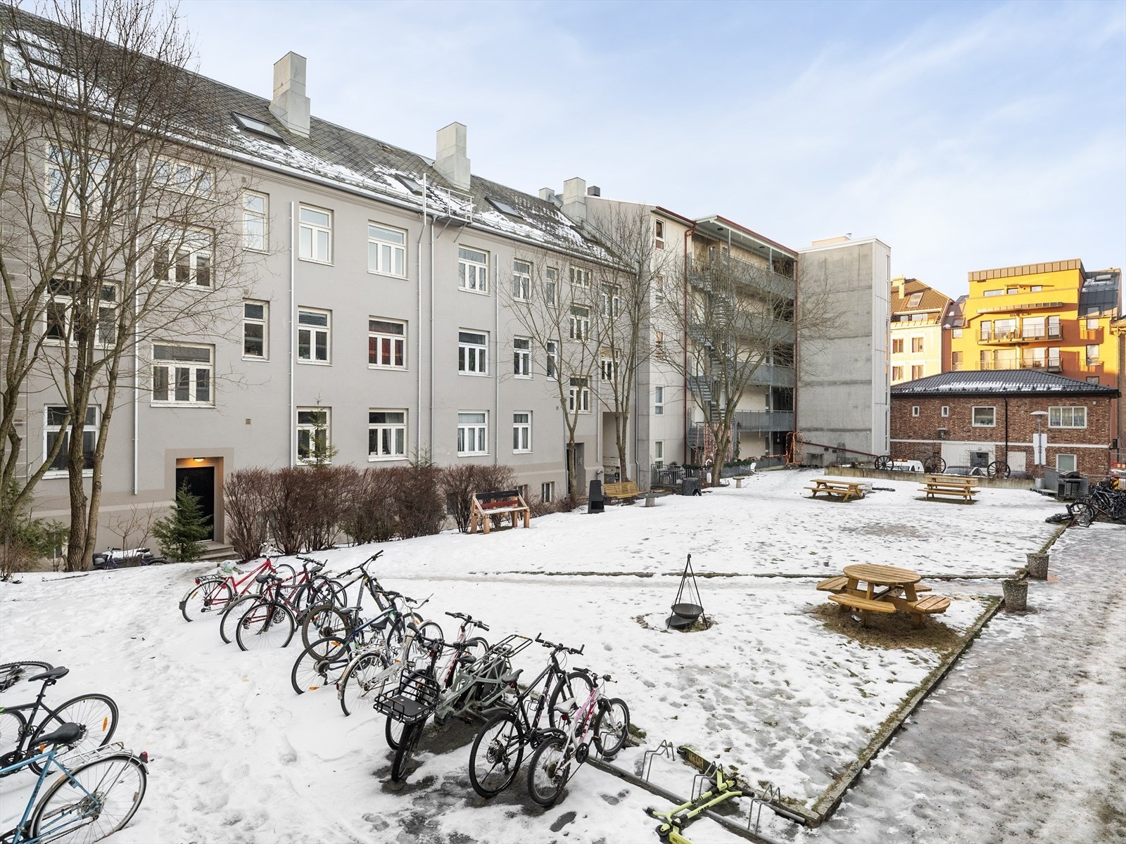 Sameiet har et stort felles uteareal med sykkelparkering i bakgården. Galleribilde