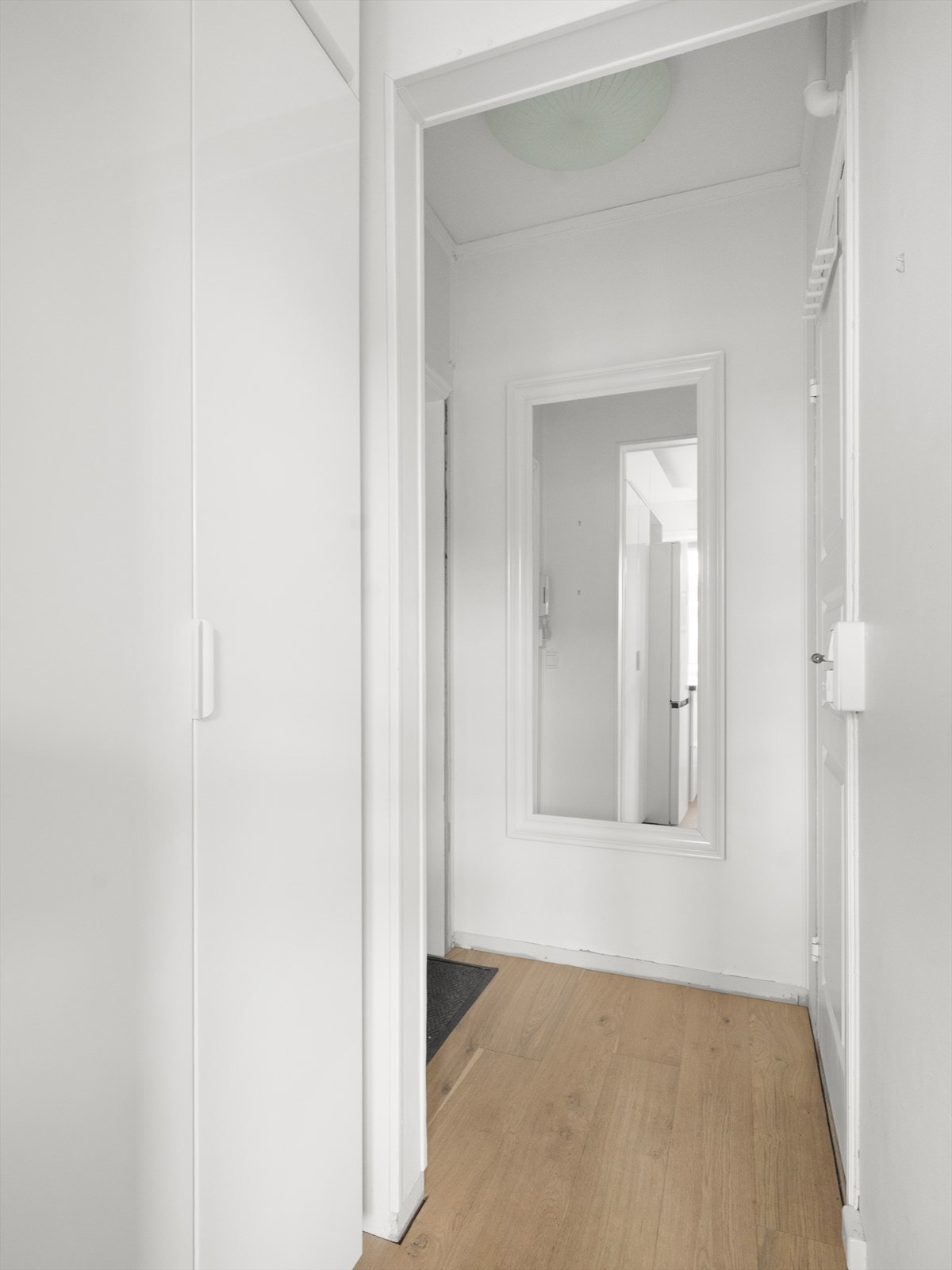 Lys entré med plass til sko og yttertøy. Leiligheten disponerer også egen bod i kjeller. Galleribilde