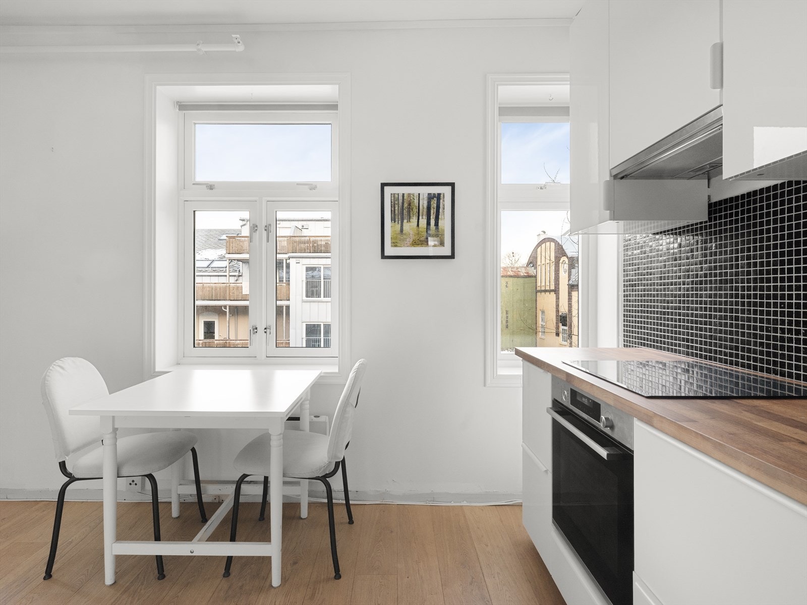 Leiligheten nyter godt av store vindusflater som slipper inn rikelig med dagslys. Galleribilde