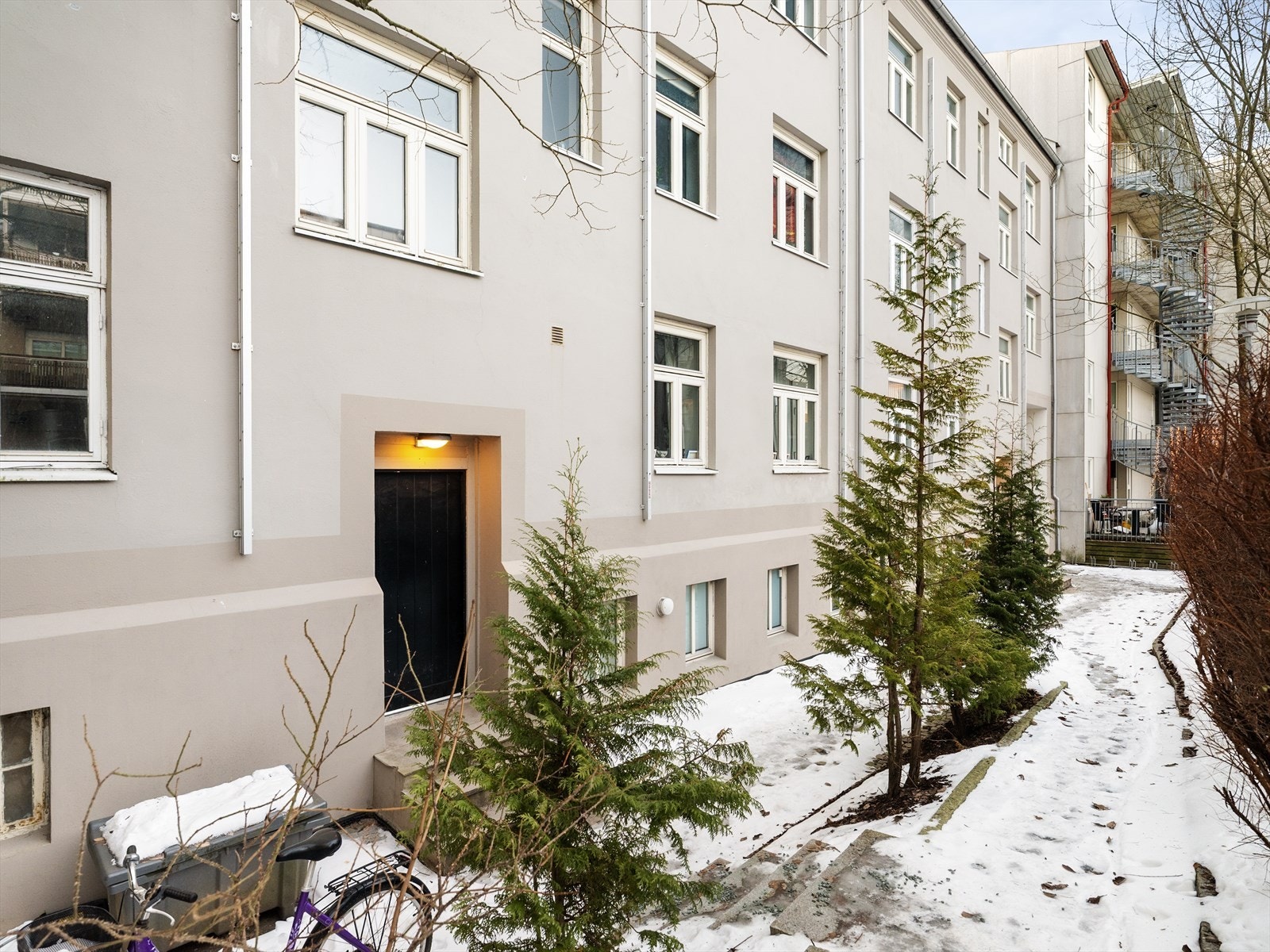 Boligen ligger fint til i tredje etasje med vinduer som vender mot et flott felles uteareal. Galleribilde