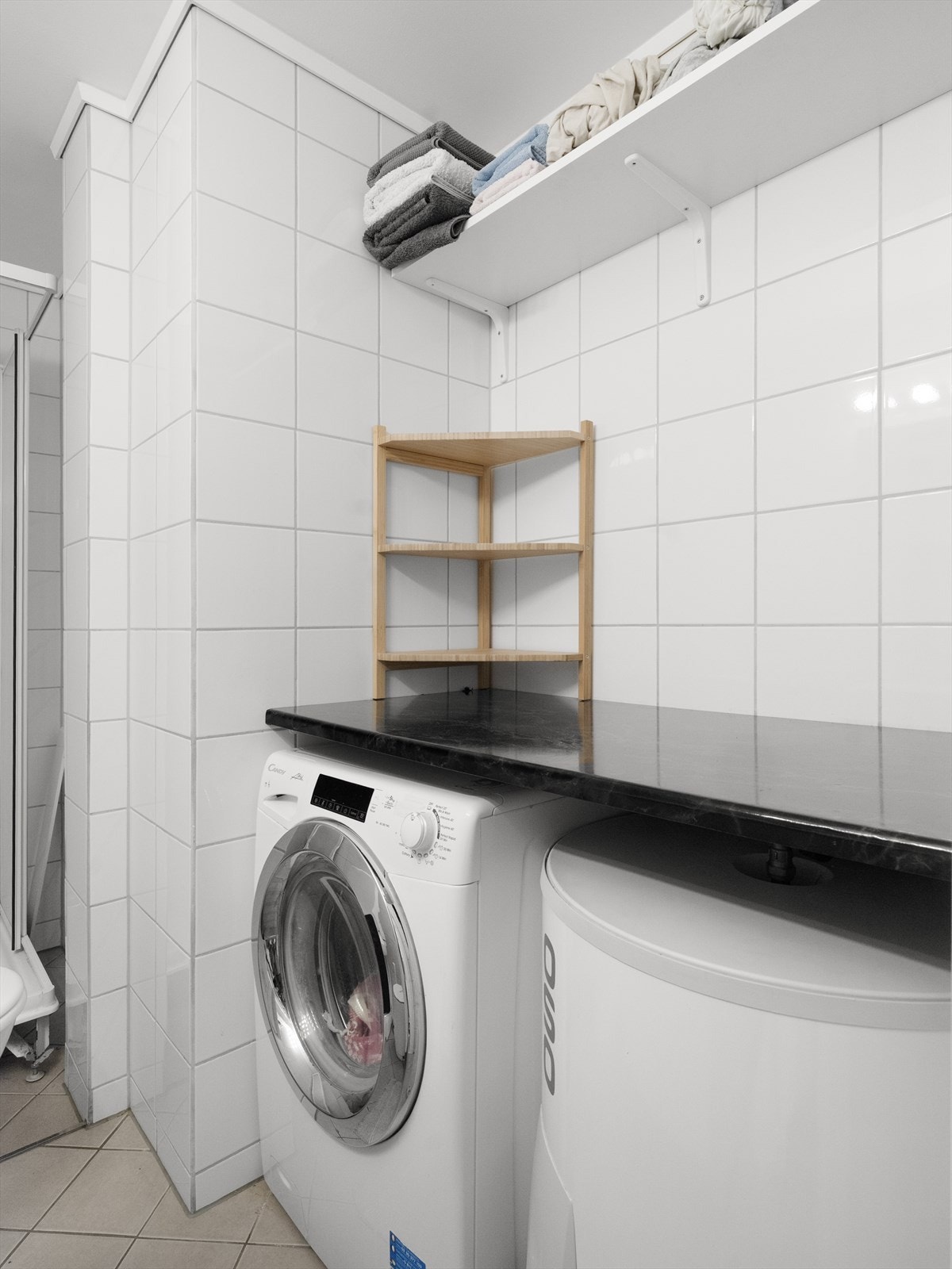 God benkeplass og oppbevaringsmuligheter på badet. Galleribilde