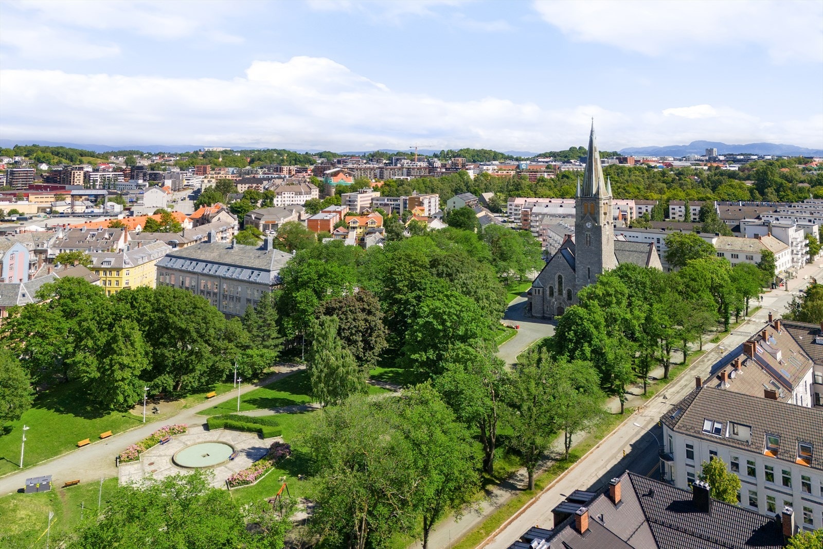 Den flotte bydelsparken Lademoparken ligger like ved. Parken er hyggelig beplantet og er et populært sted å nyte finværsdagene på. Galleribilde