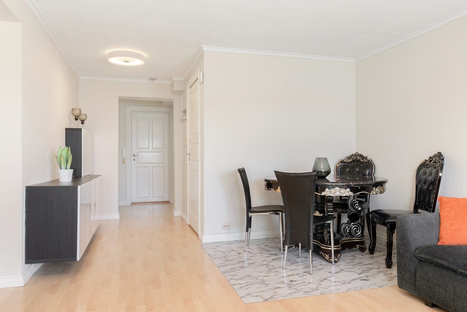 Lys og fin stue med god plass til spisebord og sofagruppe Galleribilde