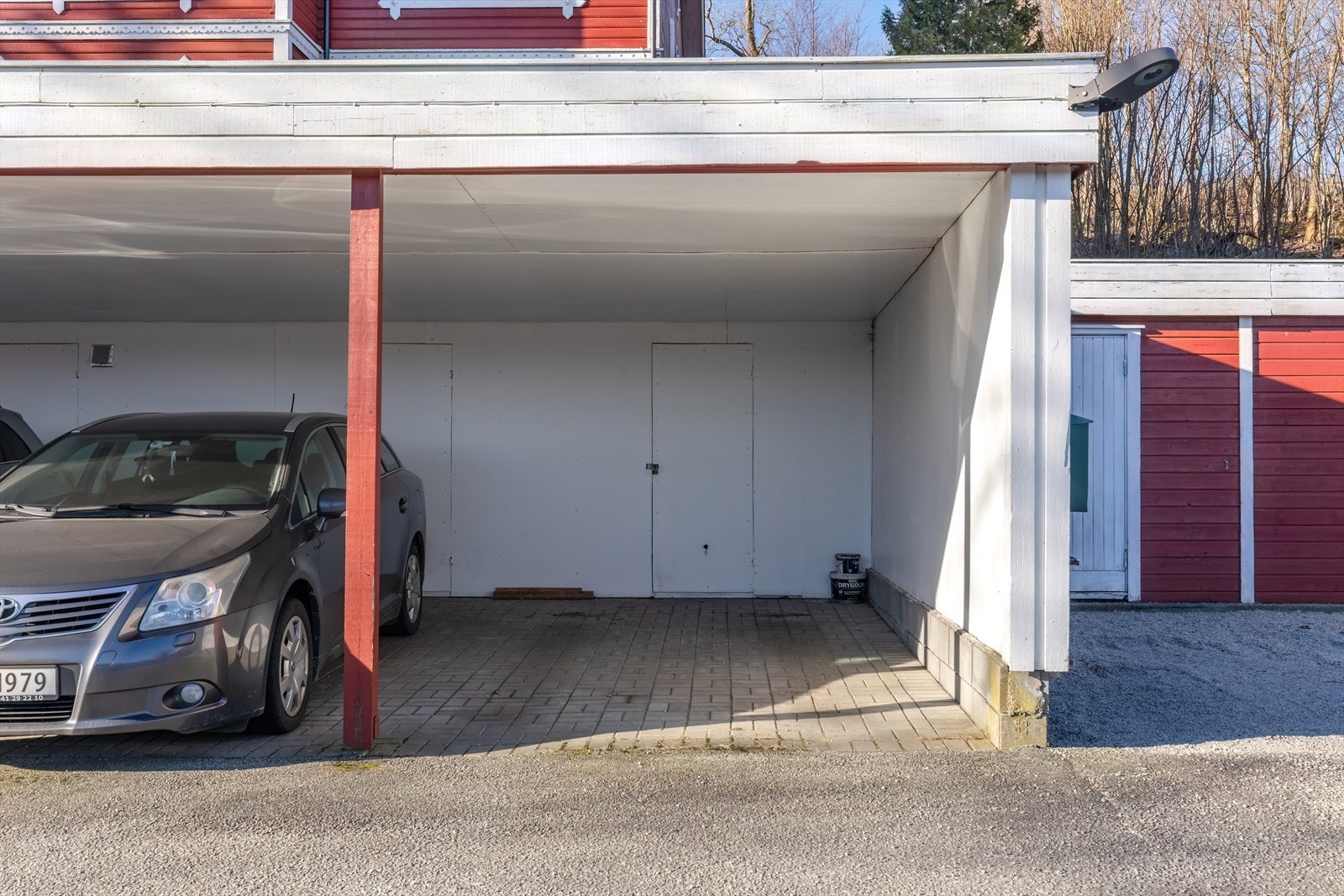 Parkering i carport med tilhørende bod Galleribilde
