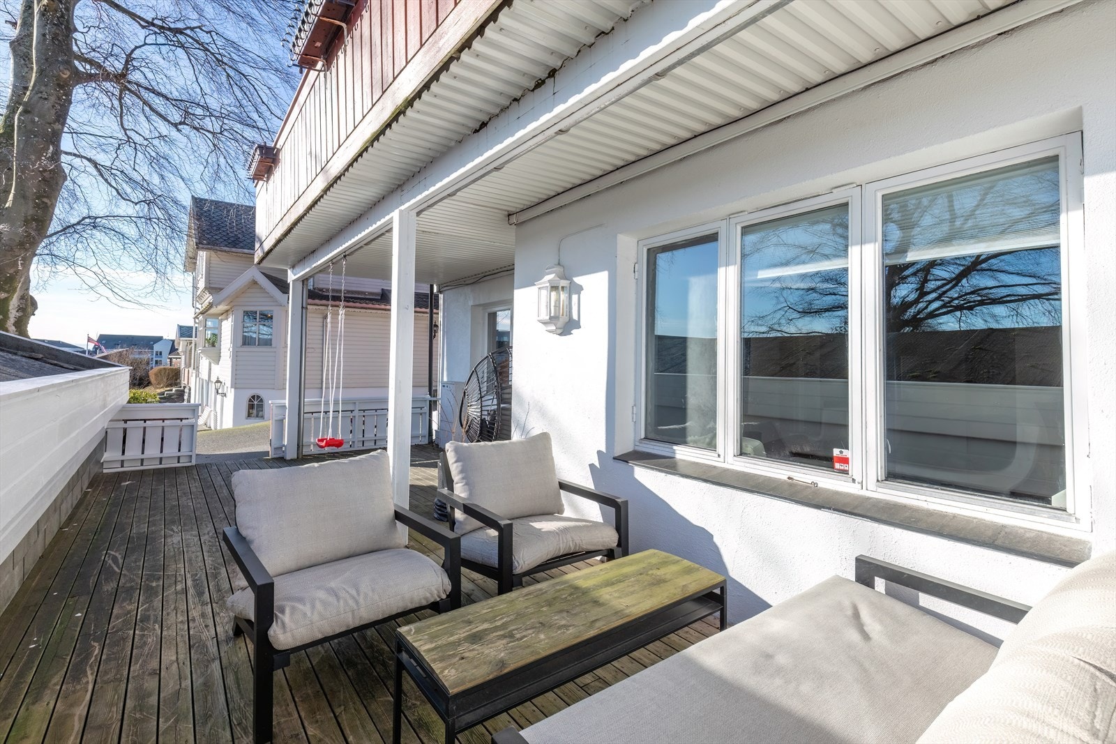 Terrassen er av god størrelse. Her har man god plass til flere sittegrupper Galleribilde