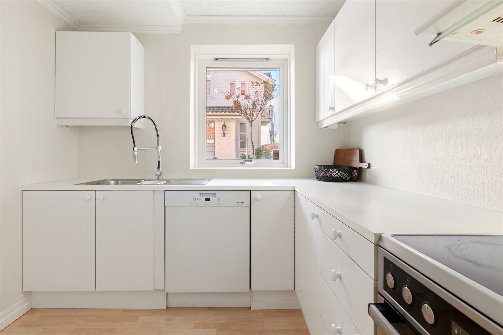 Kjøkken er utstyrt med rikelig med skap og benkeplass Galleribilde