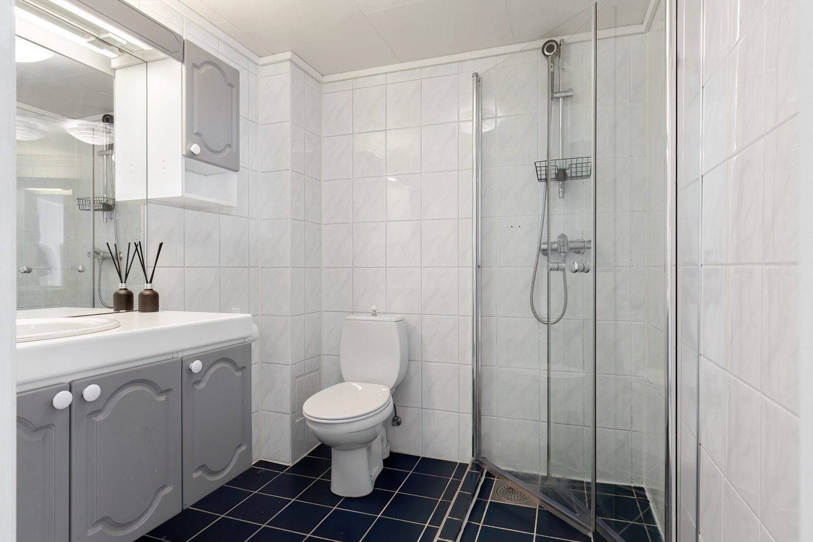 Flislagt bad i lys utførelse. Varmekabler i gulv Galleribilde