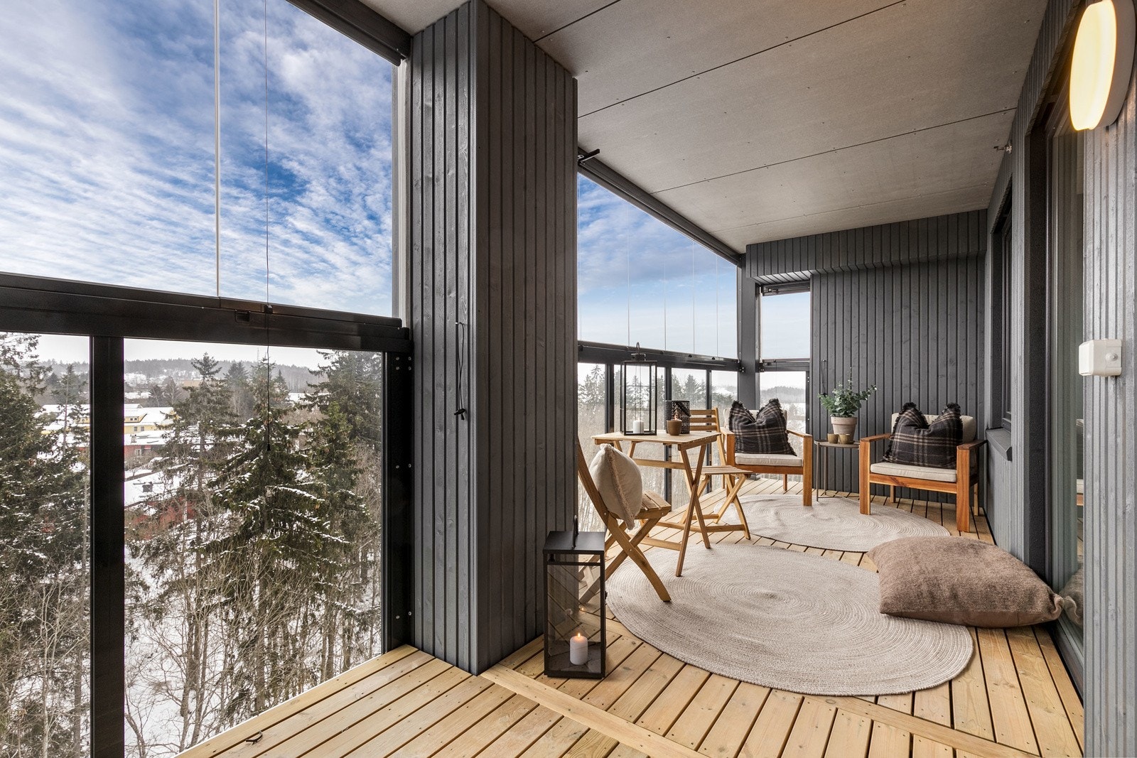 Utgang til en sydøstvendt innglasset balkong på 16 kvm, med flott utsyn mot skogen. Galleribilde