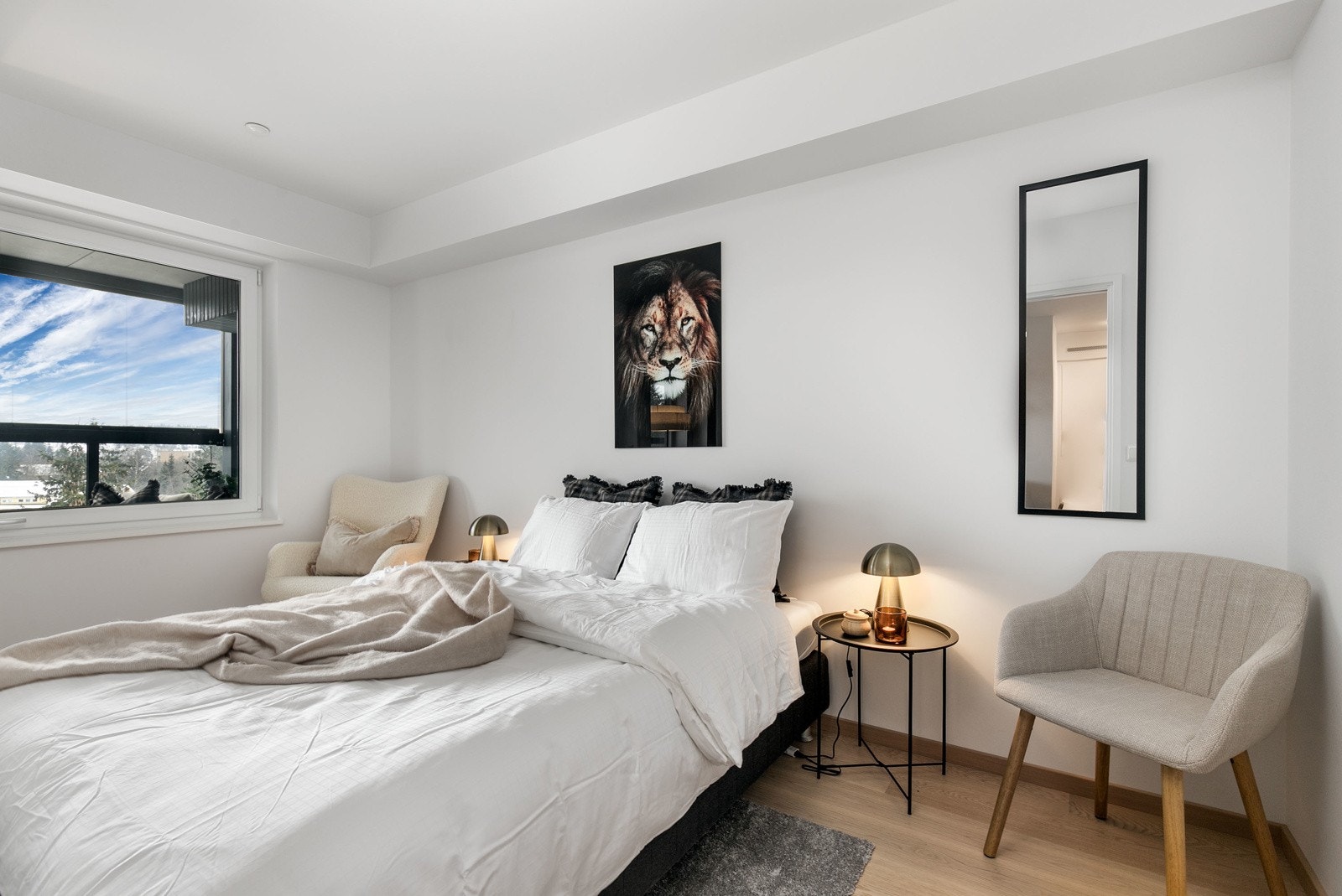 Lyst og innbydende hovedsoverom. Galleribilde