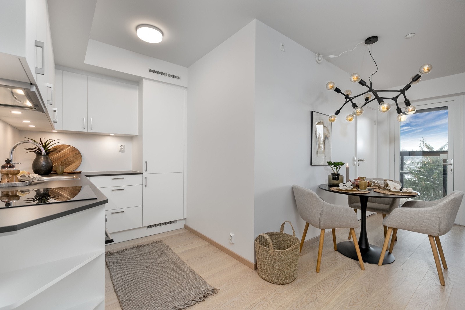 Kjøkkenet er utformet i praktisk vinkelløsning. Her har man rikelig med skap og benkeplass. Galleribilde