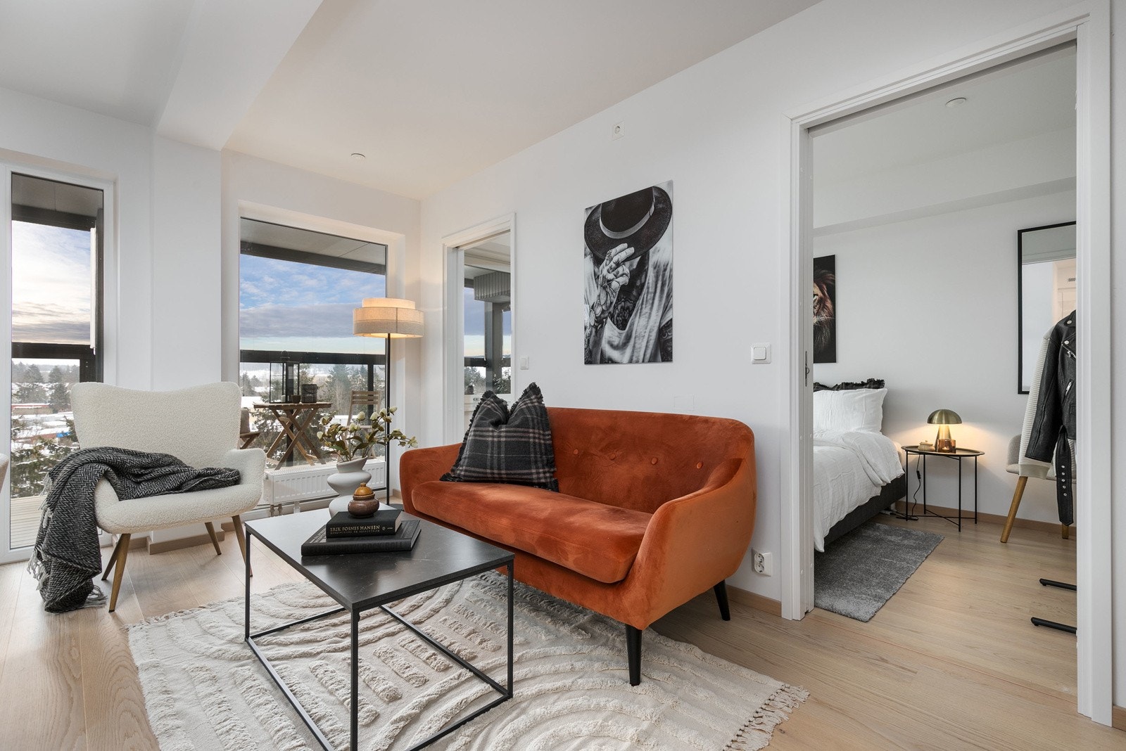 Leiligheten har en gjennomført høy standard, med 1-stavs hvitpigmentert eikeparkett og listfrie vindussmyg. Galleribilde