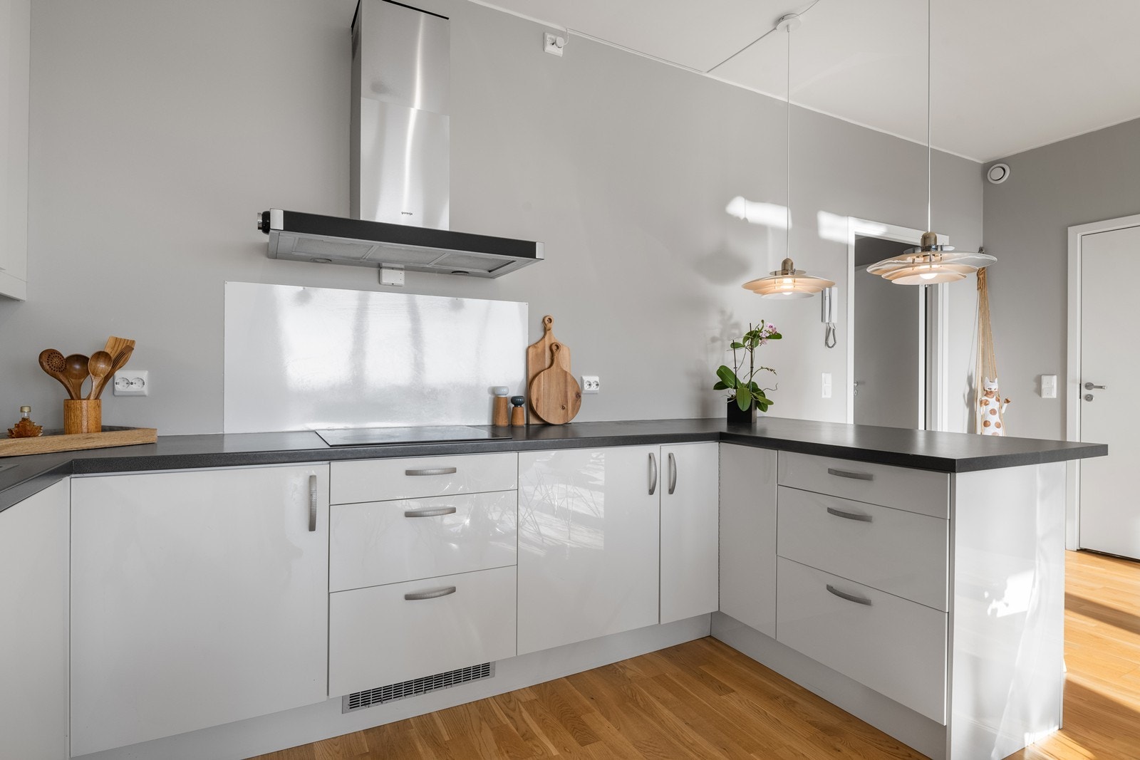 Utvidelsen med kjøkkenøy skaper en sosial sone for matlaging og enkle måltider. Galleribilde