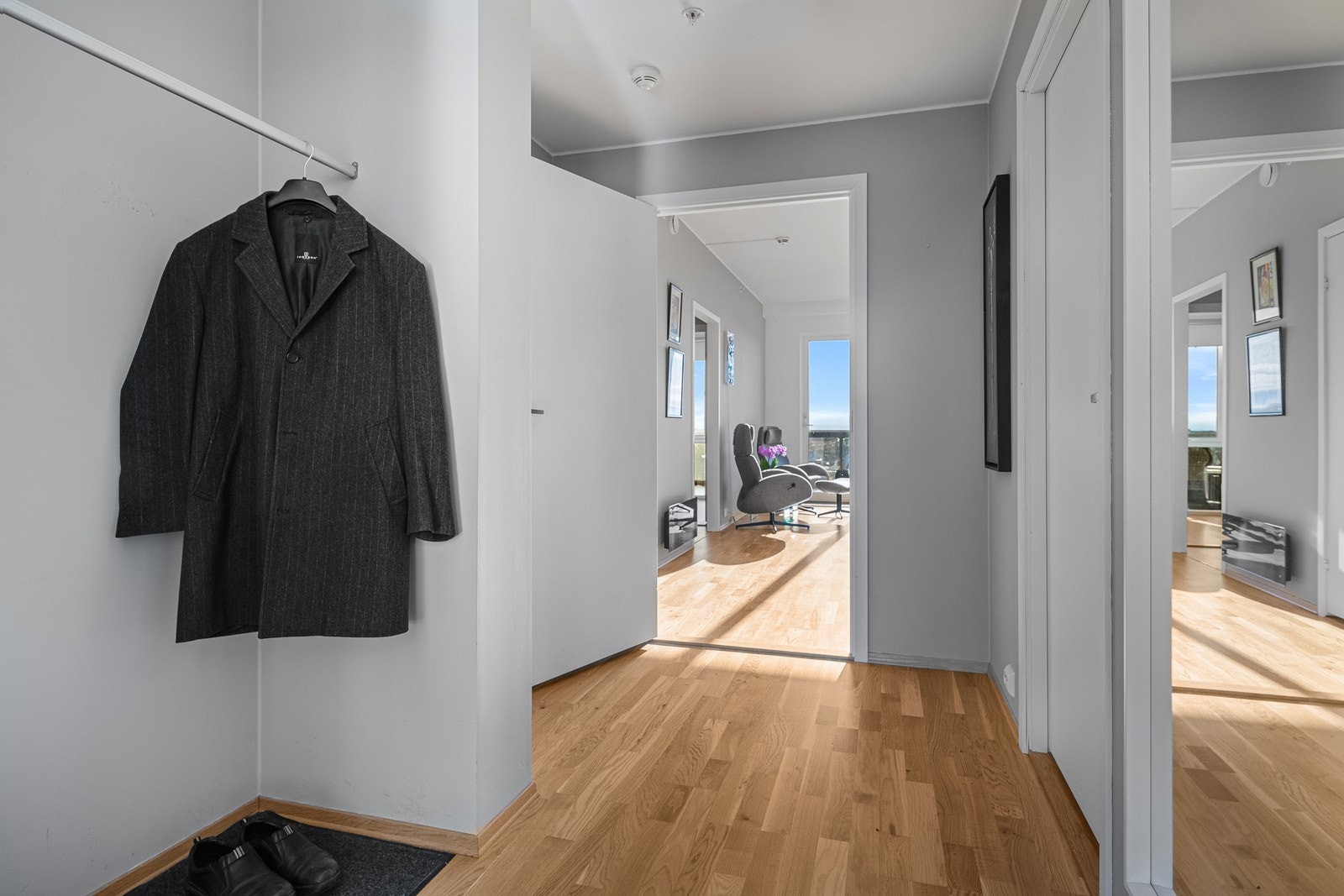 Fra entré har man direkte adkomst til 2 soverom. Videre kommer man til bad, stue/kjøkken og leilighetens tredje soverom. Galleribilde