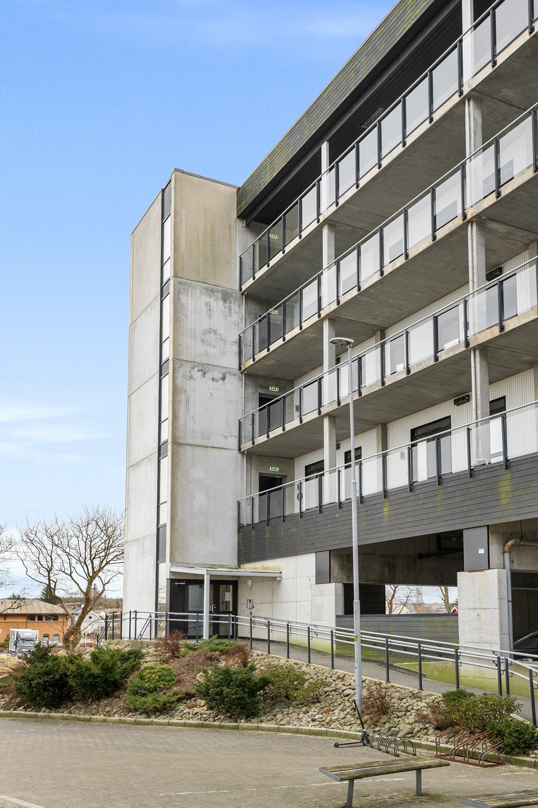 Bygget har adkomst fra lukket anlegg og utenfra. Trappefri adkomst med heis og elektrisk døråpner. Galleribilde