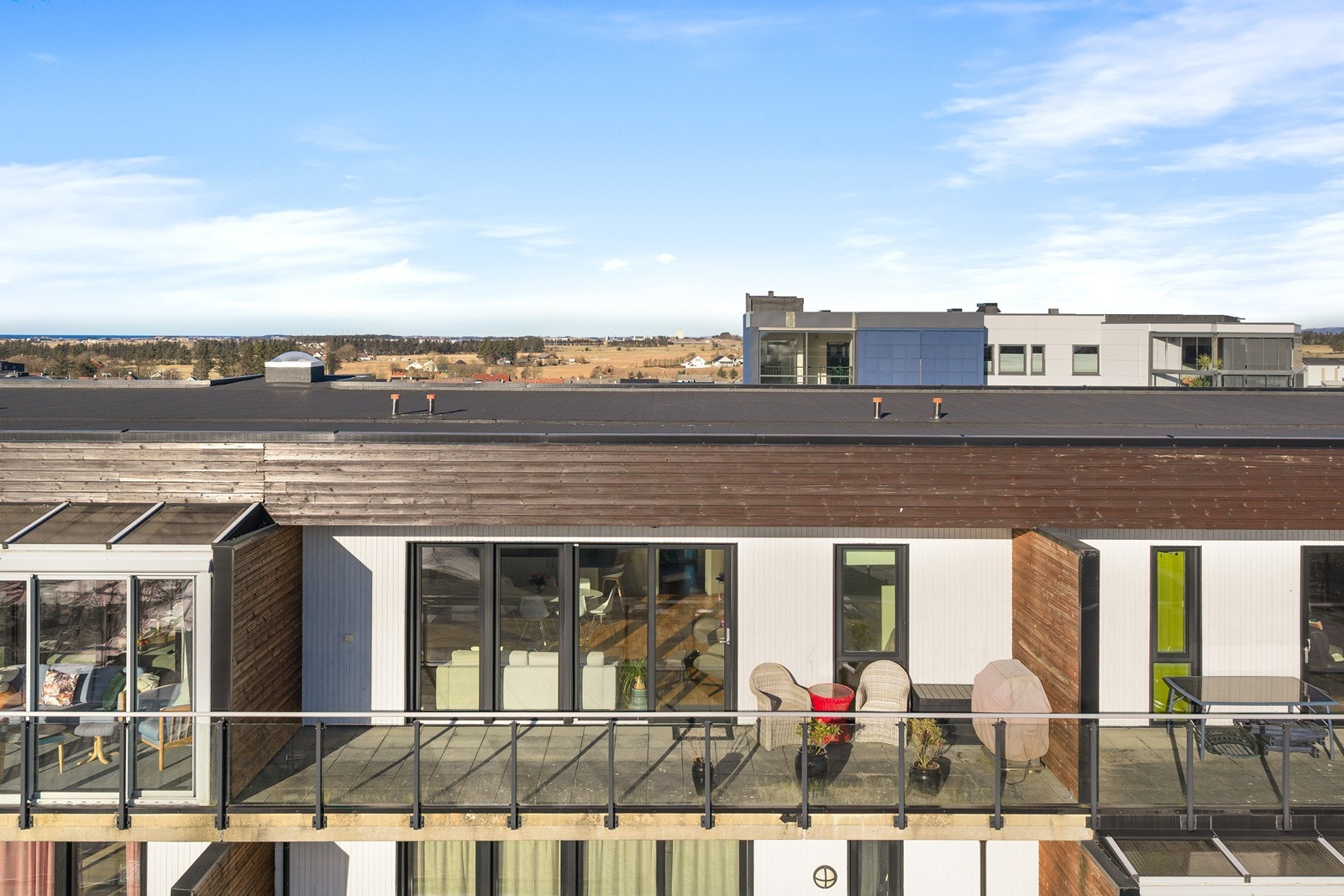 Solrik terrasse. Galleribilde