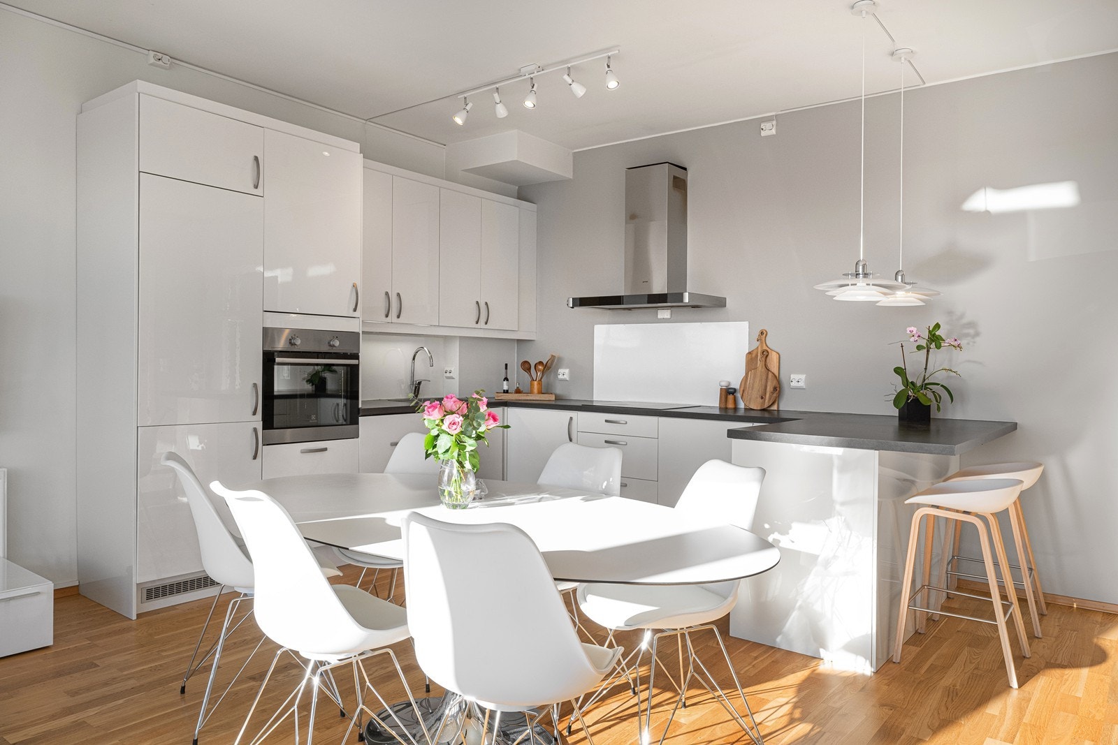 Tidløst, hvitt kjøkken med slette fronter. Galleribilde