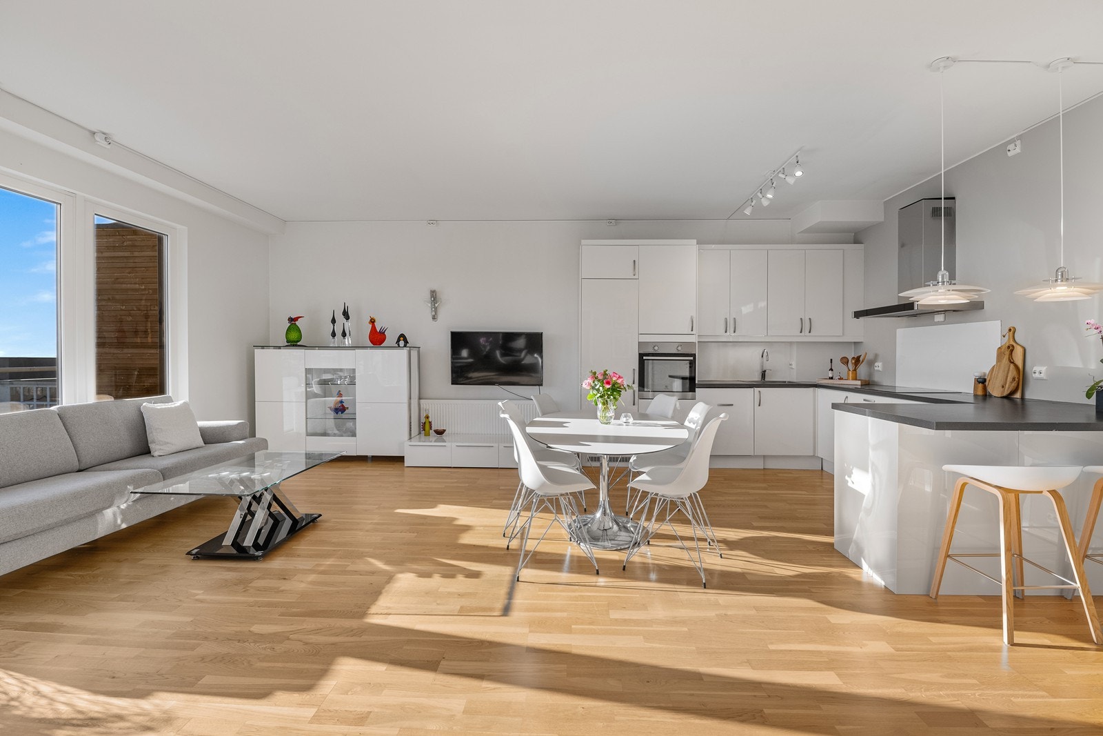 Stor stue med åpen løsning mot kjøkken. Galleribilde