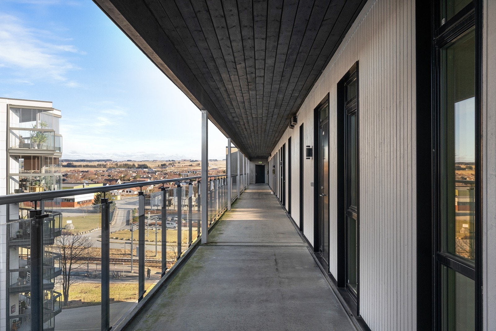 Fra heis har man utvendig, overbygd oppgang til leiligheten. Galleribilde