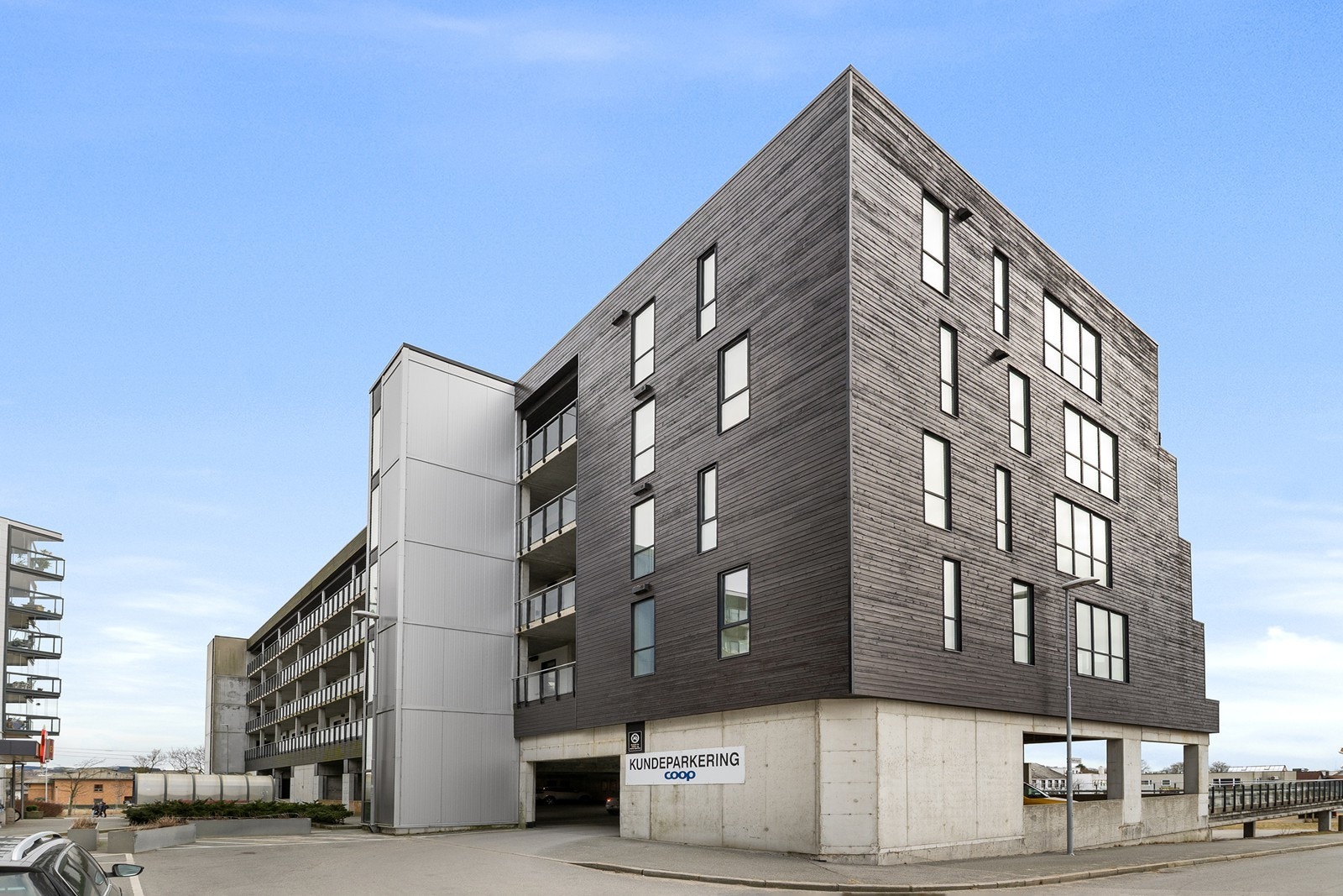 Leiligheten har en sentral beliggenhet på Varhaug med kort avstand til man måtte trenge. Gjesteparkering under blokken. Galleribilde