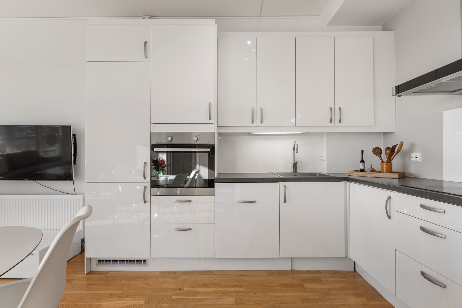 Kjøkkenet er utstyrt med integrert kjøl/frys, stekeovn, platetopp og oppvaskmaskin. Galleribilde