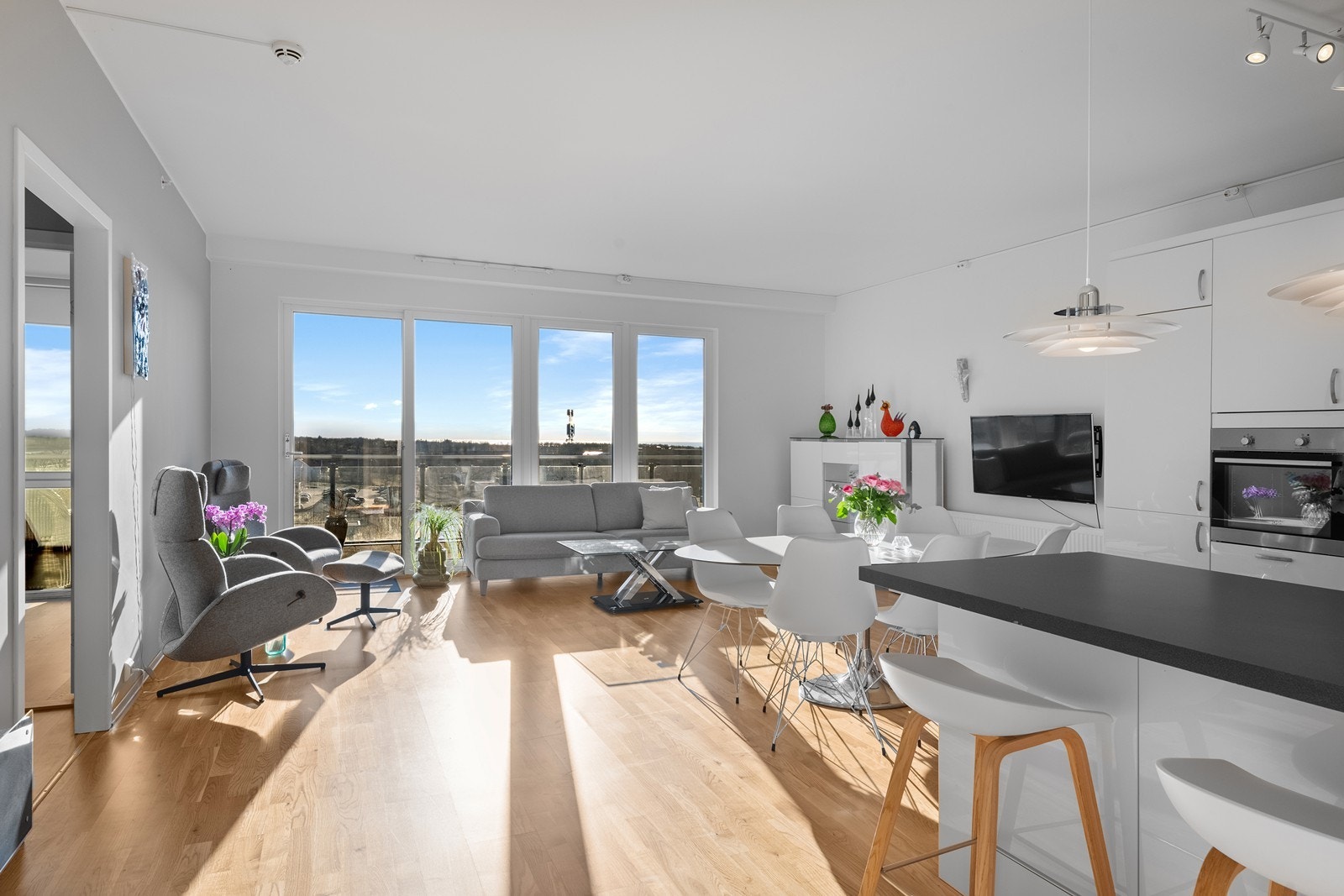 Den ekstra takhøyden, kombinert med store vindusflater, gir en lun og behagelig romfølelse. Galleribilde