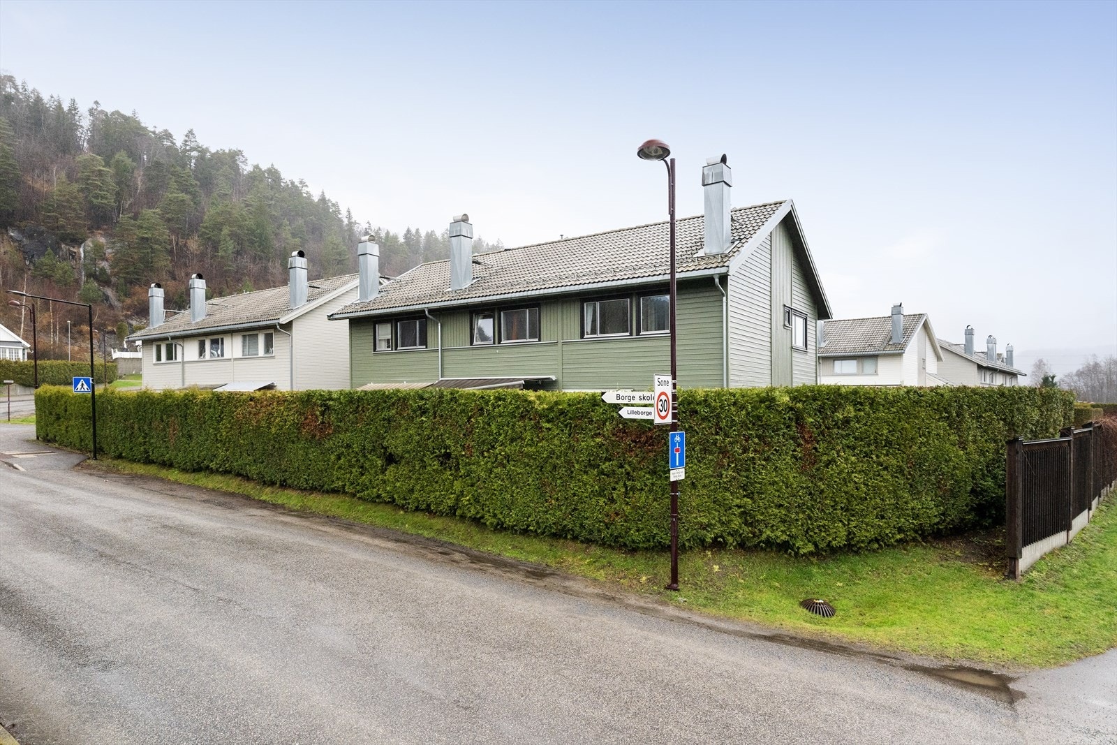 Boligen har en fin og sentral beliggenhet på Hovenga, som er et av Porsgrunns mest attraktive boligområder! Galleribilde