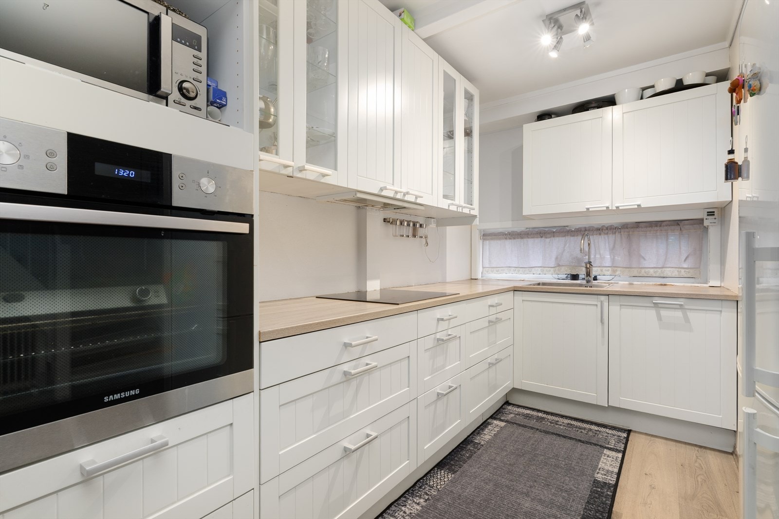 Kjøkkenet har en lys og romslig kjøkkeninnredning med integrert stekeovn og oppvaskmaskin. Avsatt plass til frittstående kjøleskap. Galleribilde