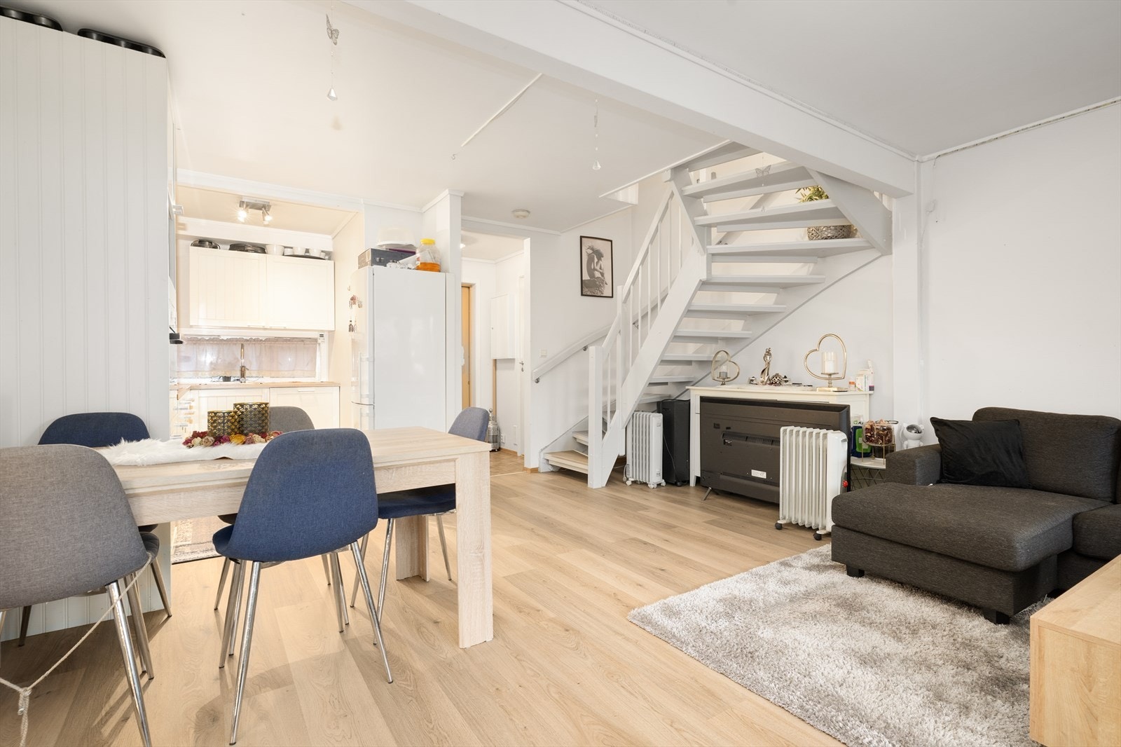 Boligen innehar en god planløsning over to etasjer. Mellom etasjene er det malt tretrapp med laminat i trinn. Galleribilde