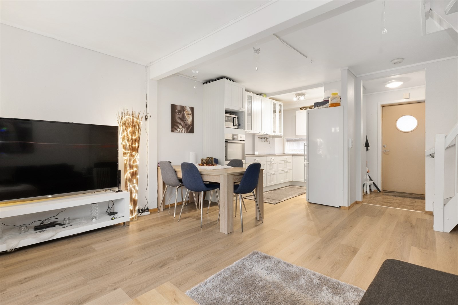 Her er det fin plass til både sofagruppe og spisestue. Boligen har elementpipe, uten tilkoblet ildsted. Galleribilde