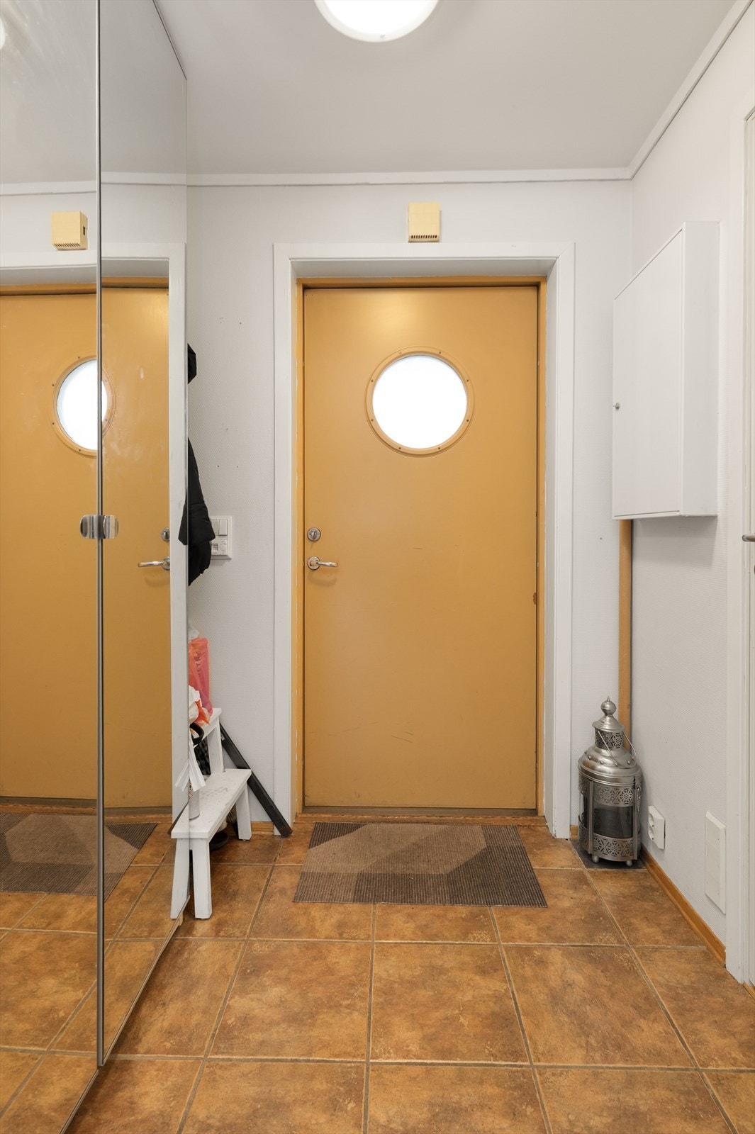 Fin entré med flislagt gulv og praktisk garderobeskap for oppbevaring av sko- og yttertøy. Sikringsskap med automatsikringer. Galleribilde