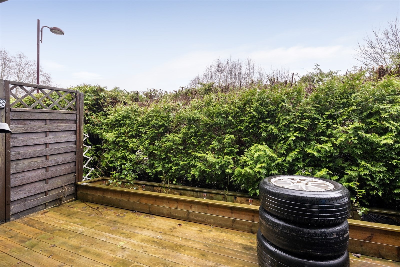 Hyggelig og usjenert terrasse mot vest, med fin plass til utemøblement og markise for solskjerming. Galleribilde