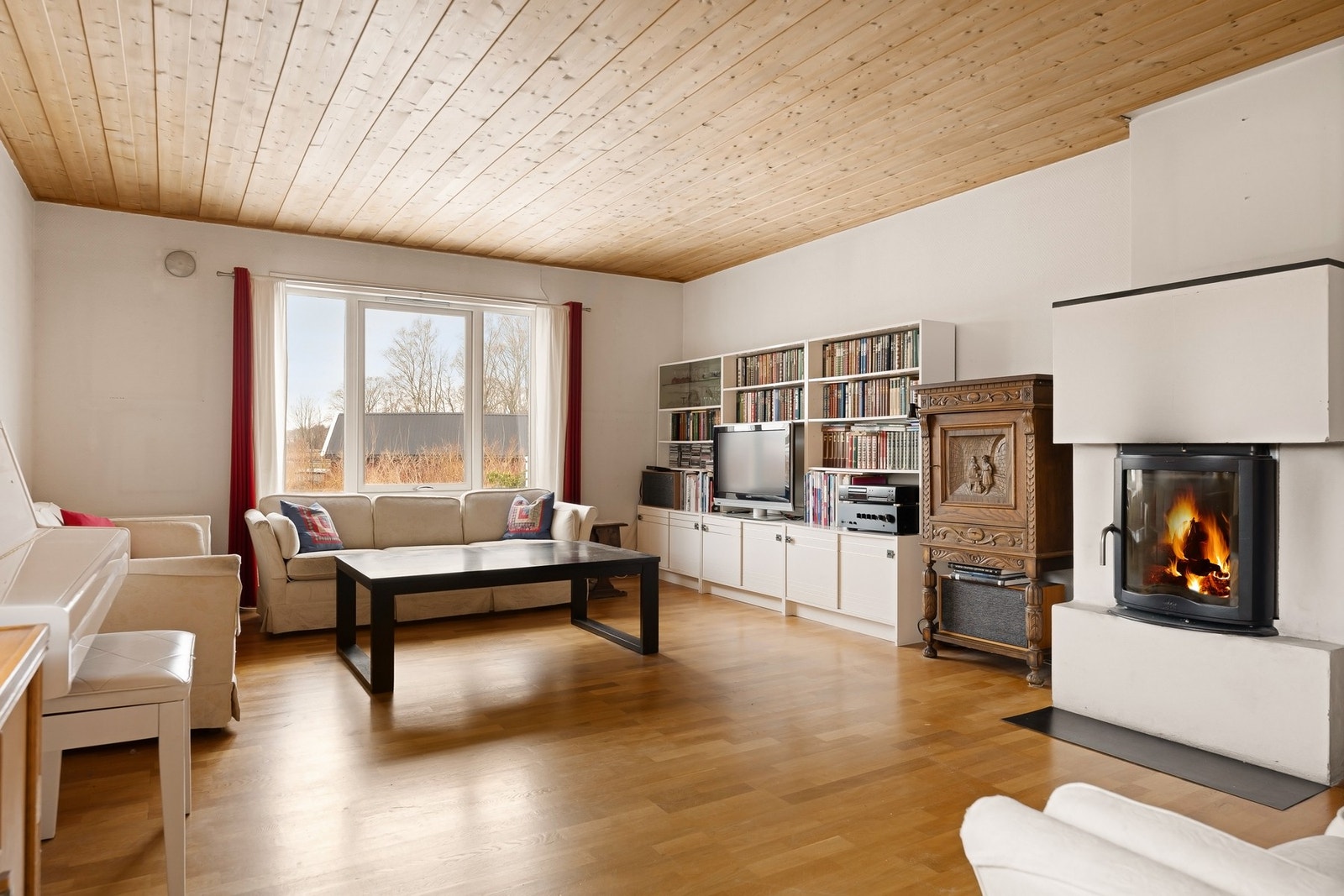 Hyggelig peis, god plass til sofa og annet ønskelig møblement Galleribilde