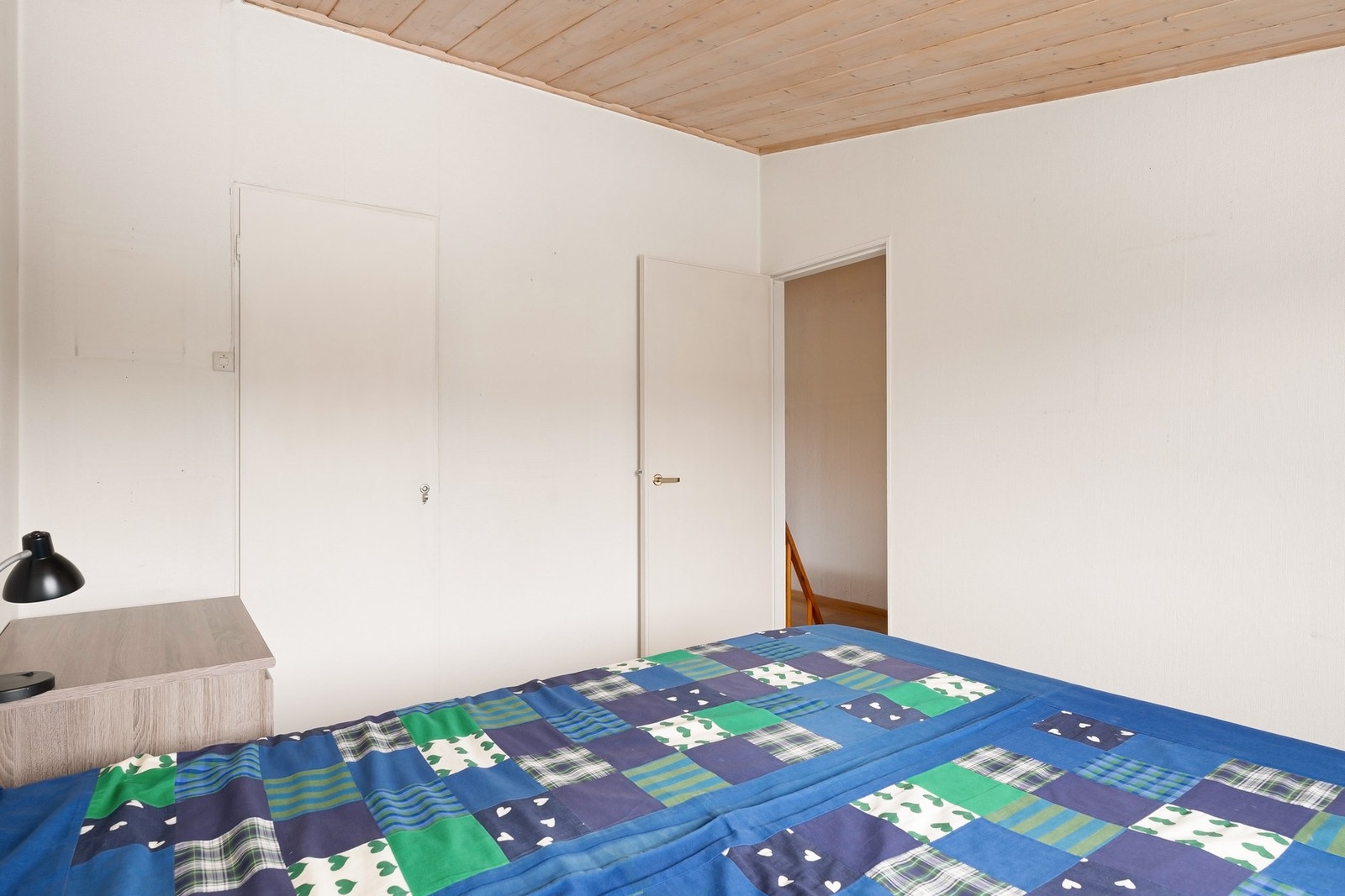 Rommet har en liten garderobe Galleribilde