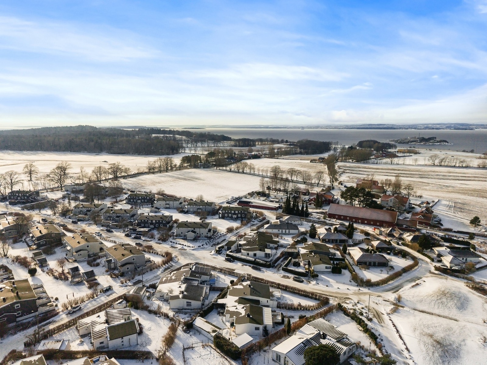 Kort vei til turområder, strender, ungdomsskole, barneskoler, matbutikker og mer Galleribilde