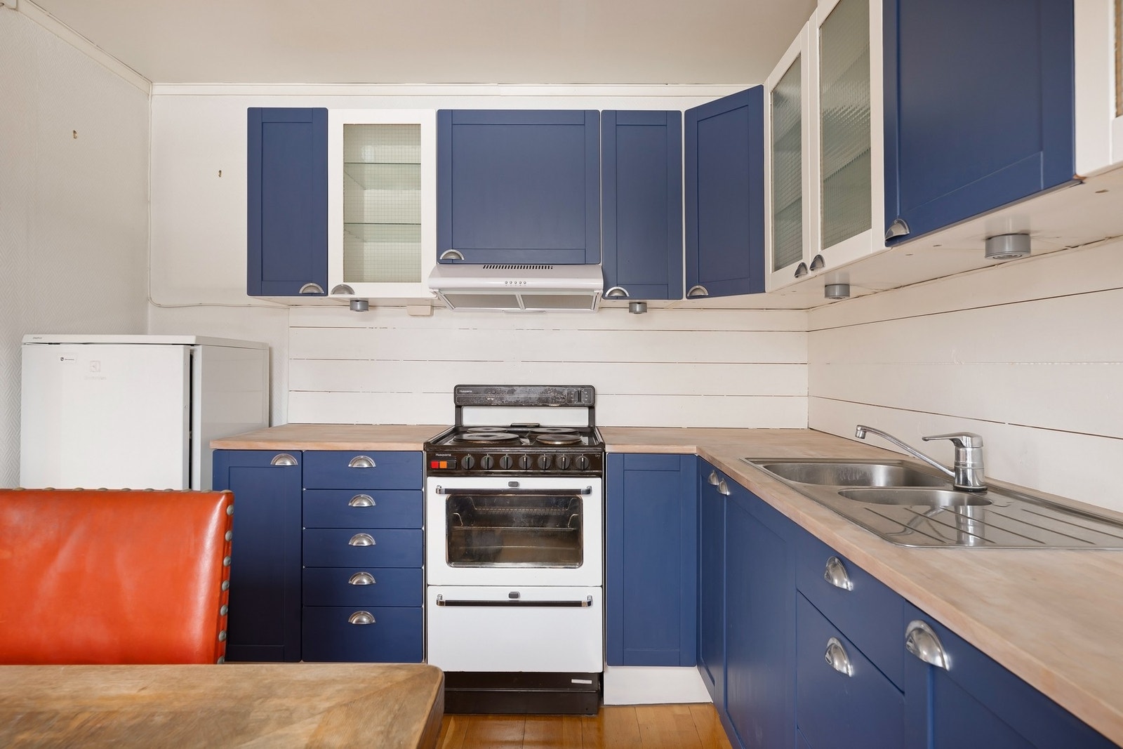 Eldre hvitevarer er frittstående i innredningen Galleribilde