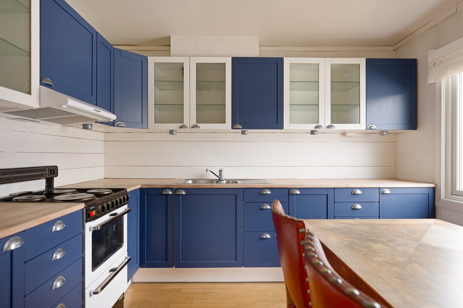 Eldre kjøkkeninnredning, men god plass for kokkelering Galleribilde