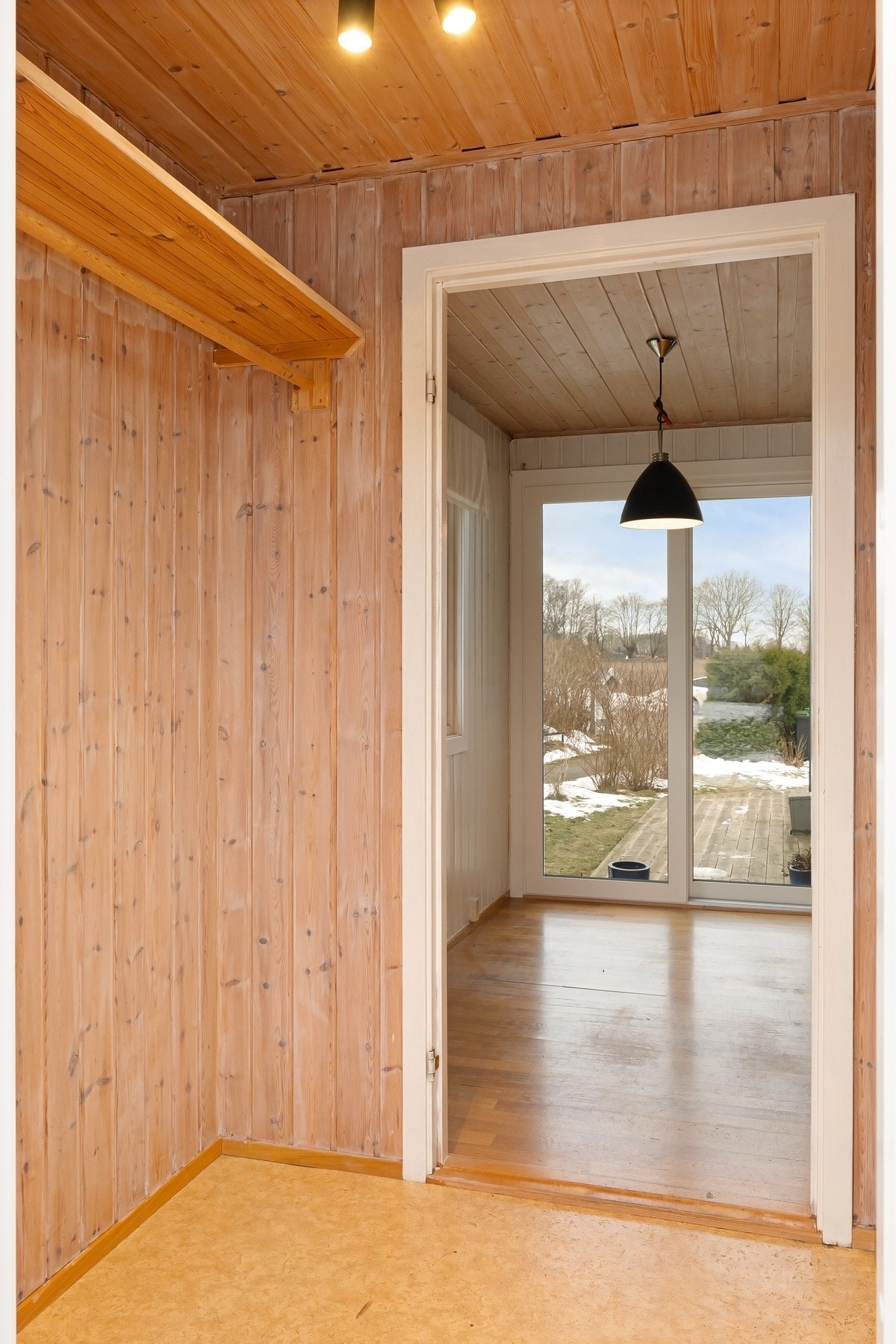 Velkommen inn - i vindfang er det plass til å henge fra deg yttertøyet Galleribilde