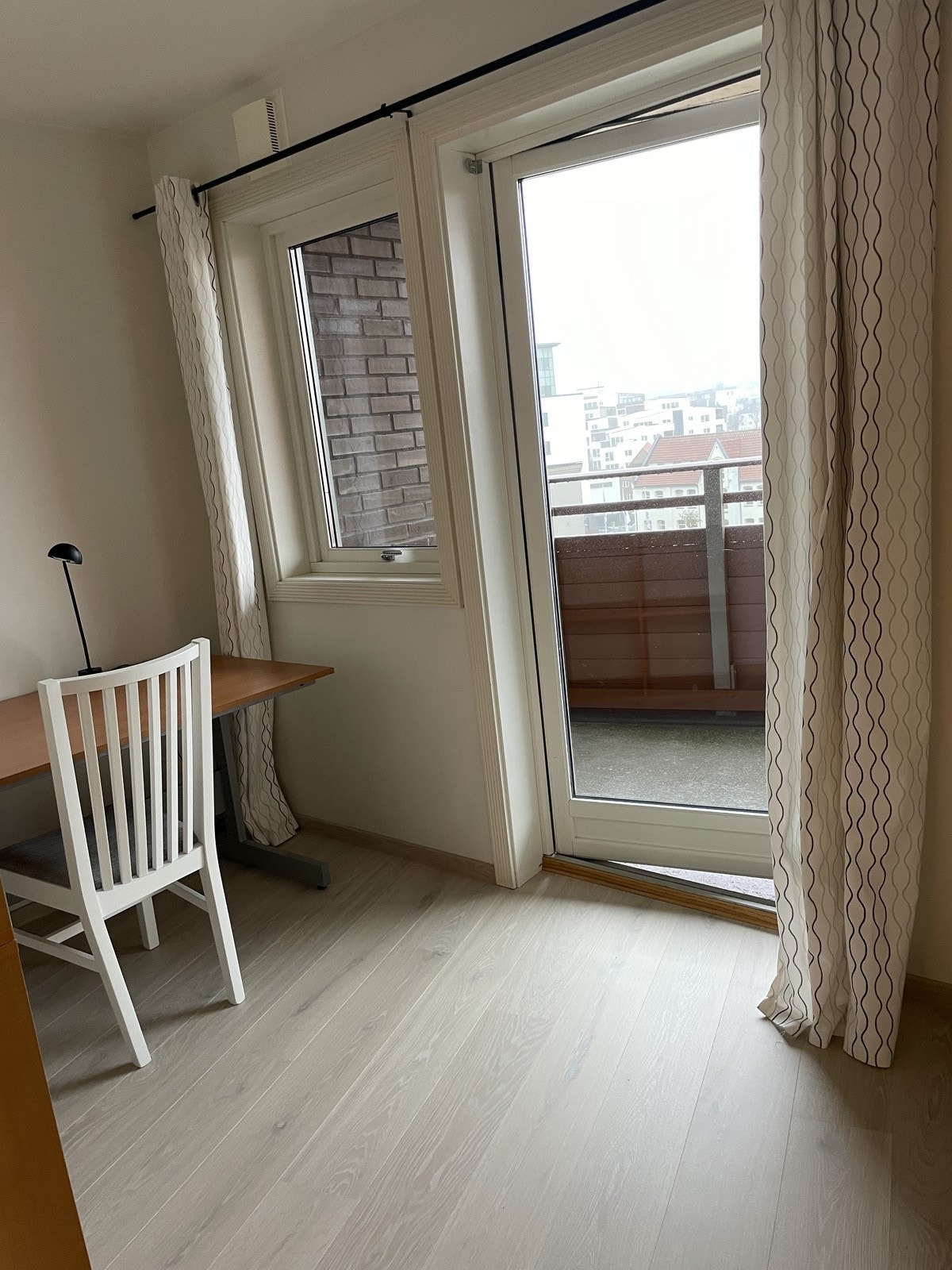 Bedroom 3 - currently an office, but can be supplemented with a bed if desired Galleribilde