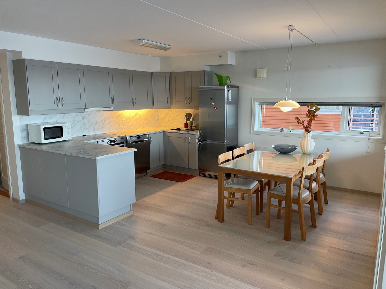 Newly uprgaded kitchen, with plenty of storage space Galleribilde